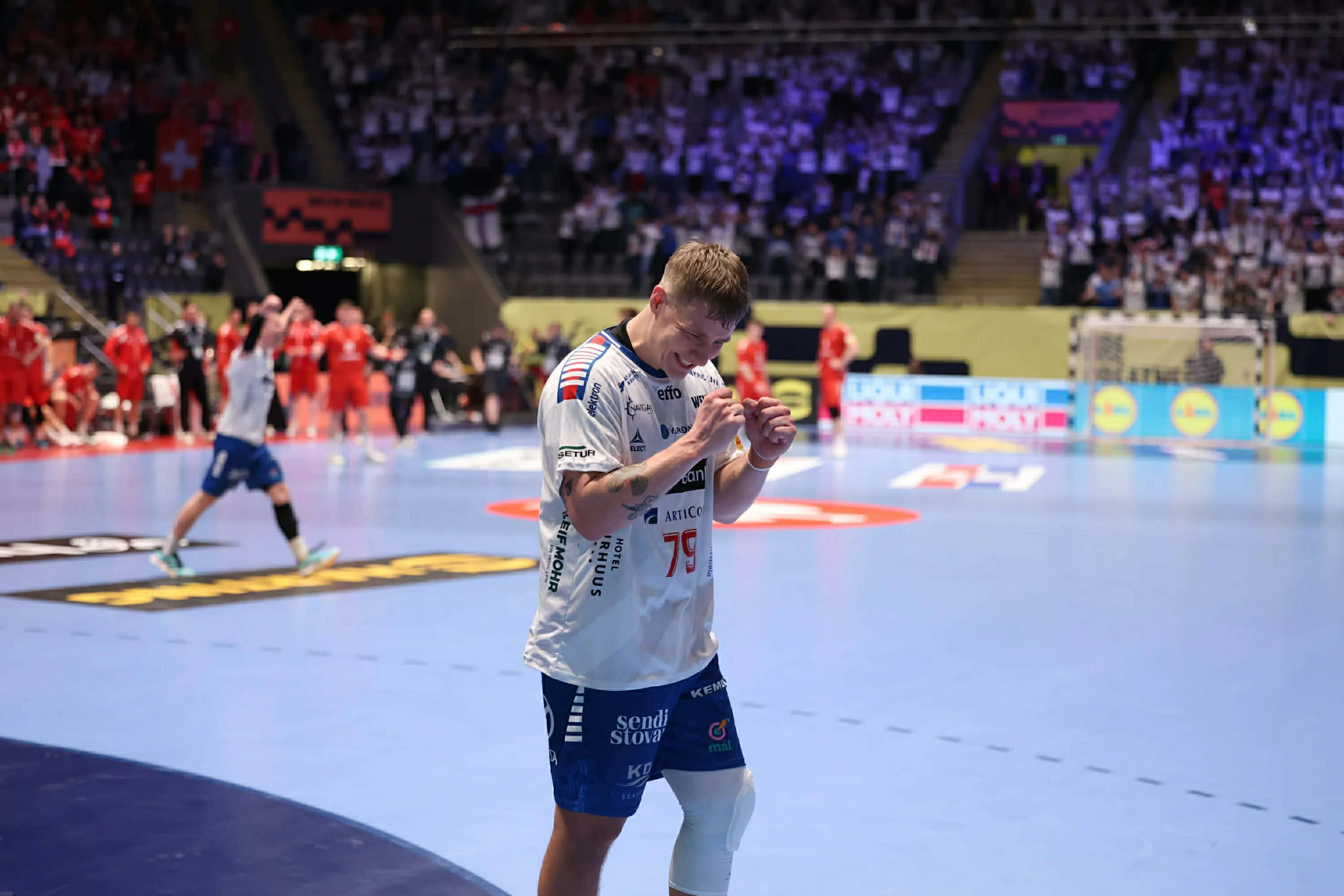 Teis Horn Rasmussen glæder sig over landsholdets succes. Der har været kæmpe opbakning hjemme fra Færøerne i Oslo. Privatfoto.