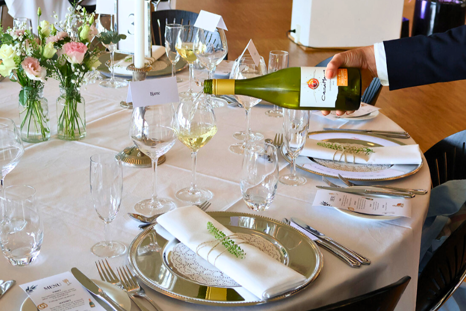 Vin, blomster og opdækning er en vigtig del af helhedsoplevelsen, når livets store fester skal planlægges.