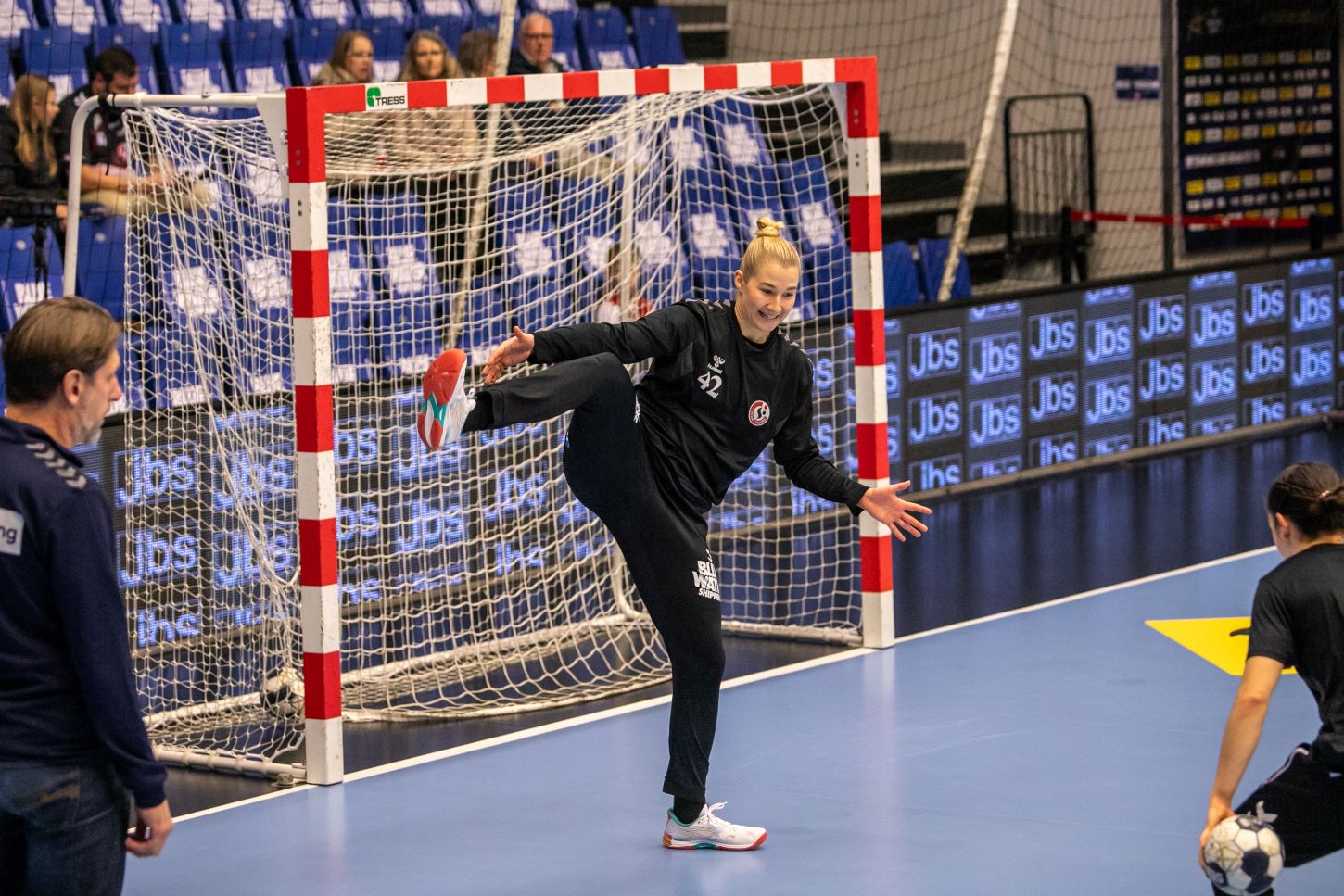 Allerede under opvarmningen sprællede Katharina Filter i målet. Foto: Johnny Tauman.