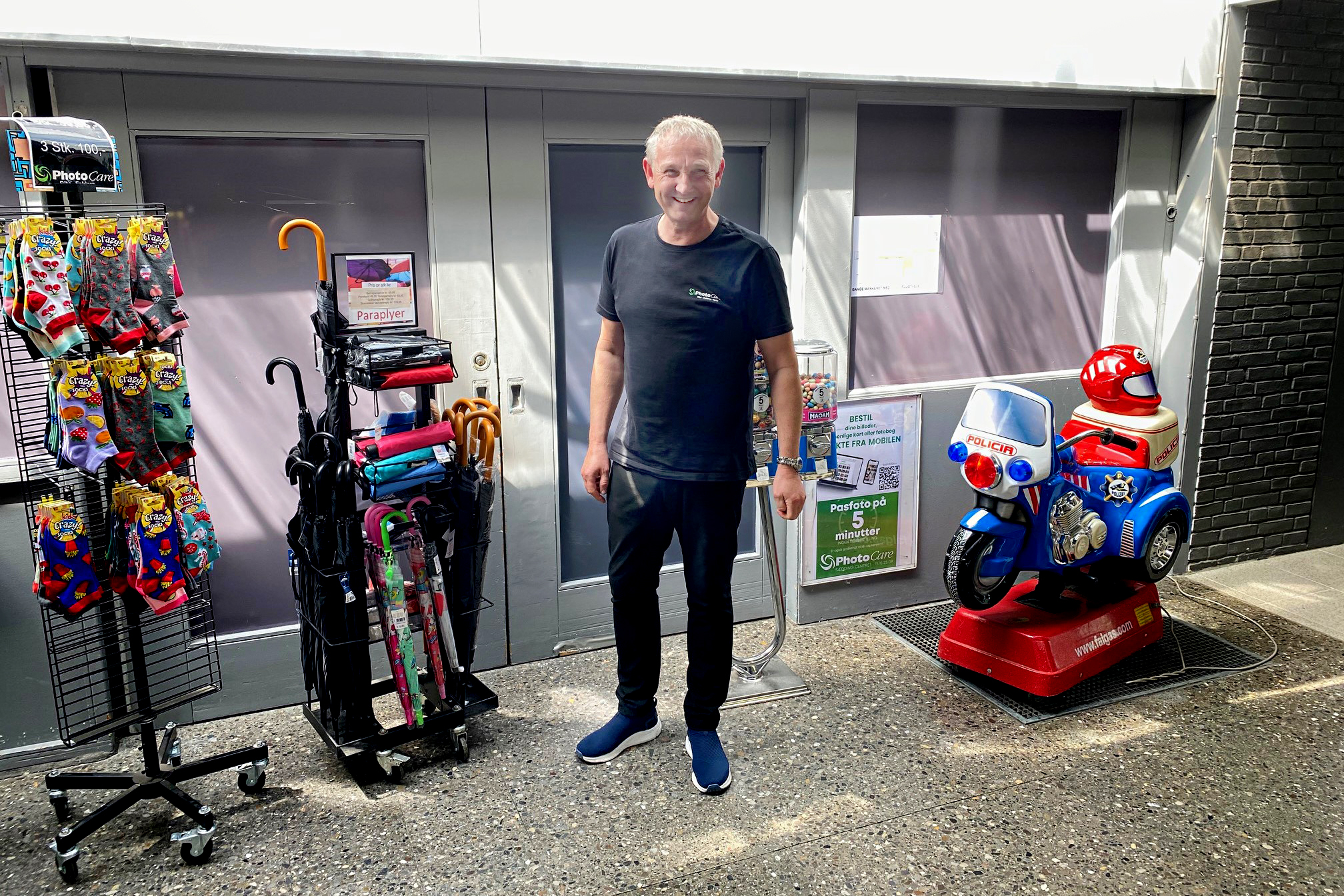 Frank Leed foran det, der var indgang til foyeren i Saga Bio - senere grillbar, nu en del af PhotoCare. Foto: Johnny Tauman.