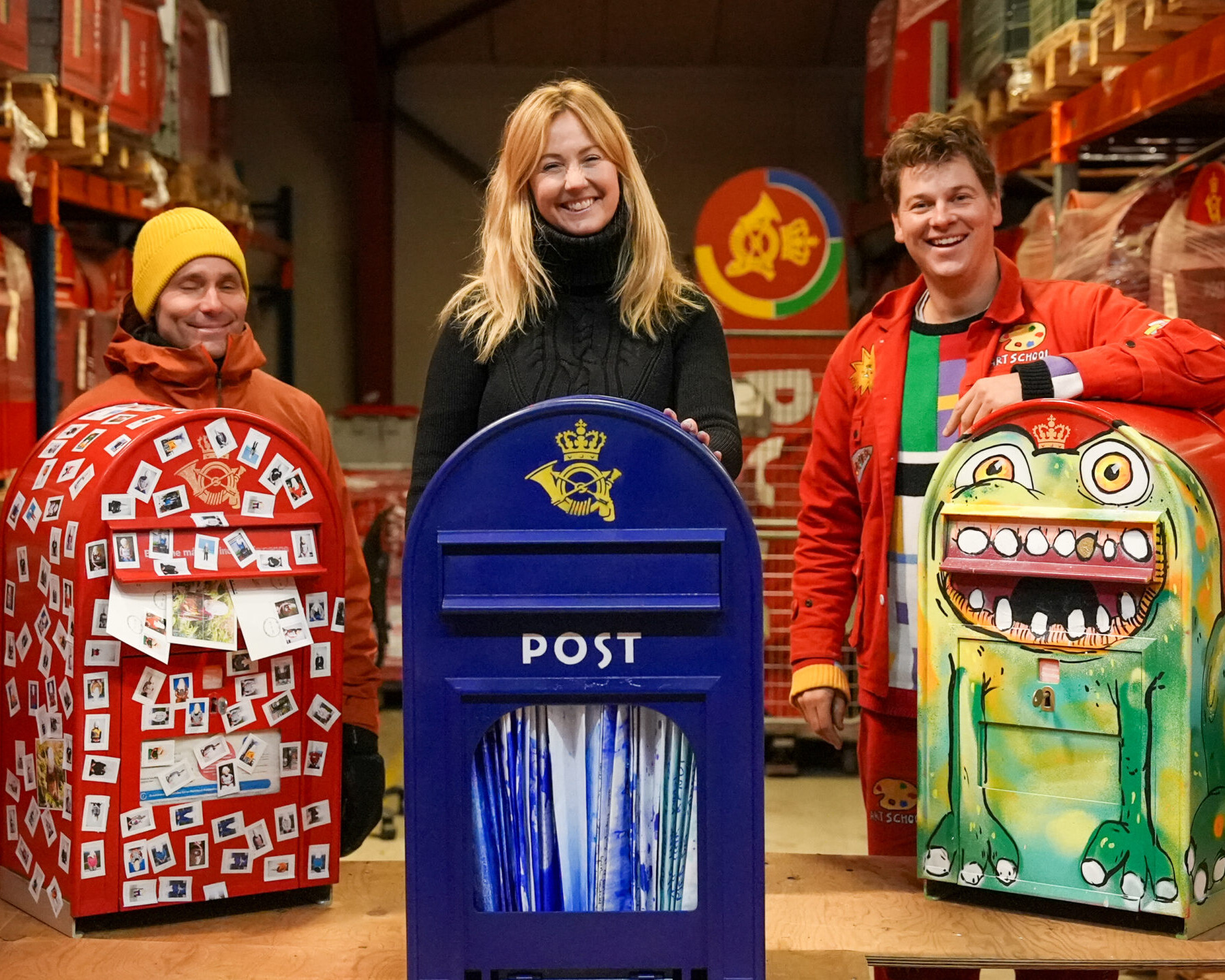 Postkasser er blevet til kunstværker af blandt andre Jes Brinch, Mille Kalsmose og Søren Dahlgaard. De tre kunstnere har hver især transformeret originale røde postkasser til unikke kunstværker, som nu sælges på auktion til fordel for Danmarks Indsamling 2026. PR-foto.