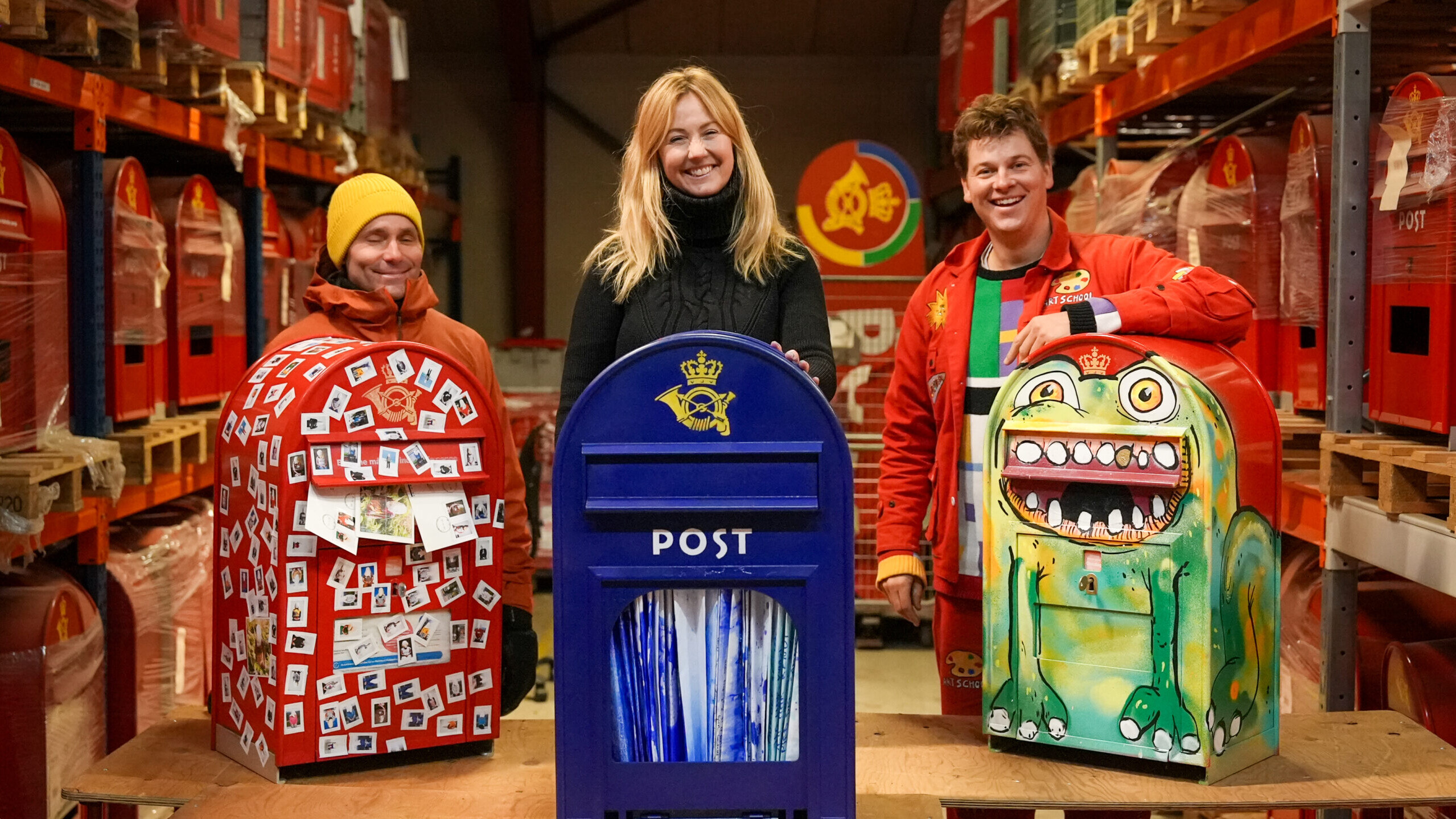 Postkasser er blevet til kunstværker af blandt andre Jes Brinch, Mille Kalsmose og Søren Dahlgaard. De tre kunstnere har hver især transformeret originale røde postkasser til unikke kunstværker, som nu sælges på auktion til fordel for Danmarks Indsamling 2026. PR-foto.