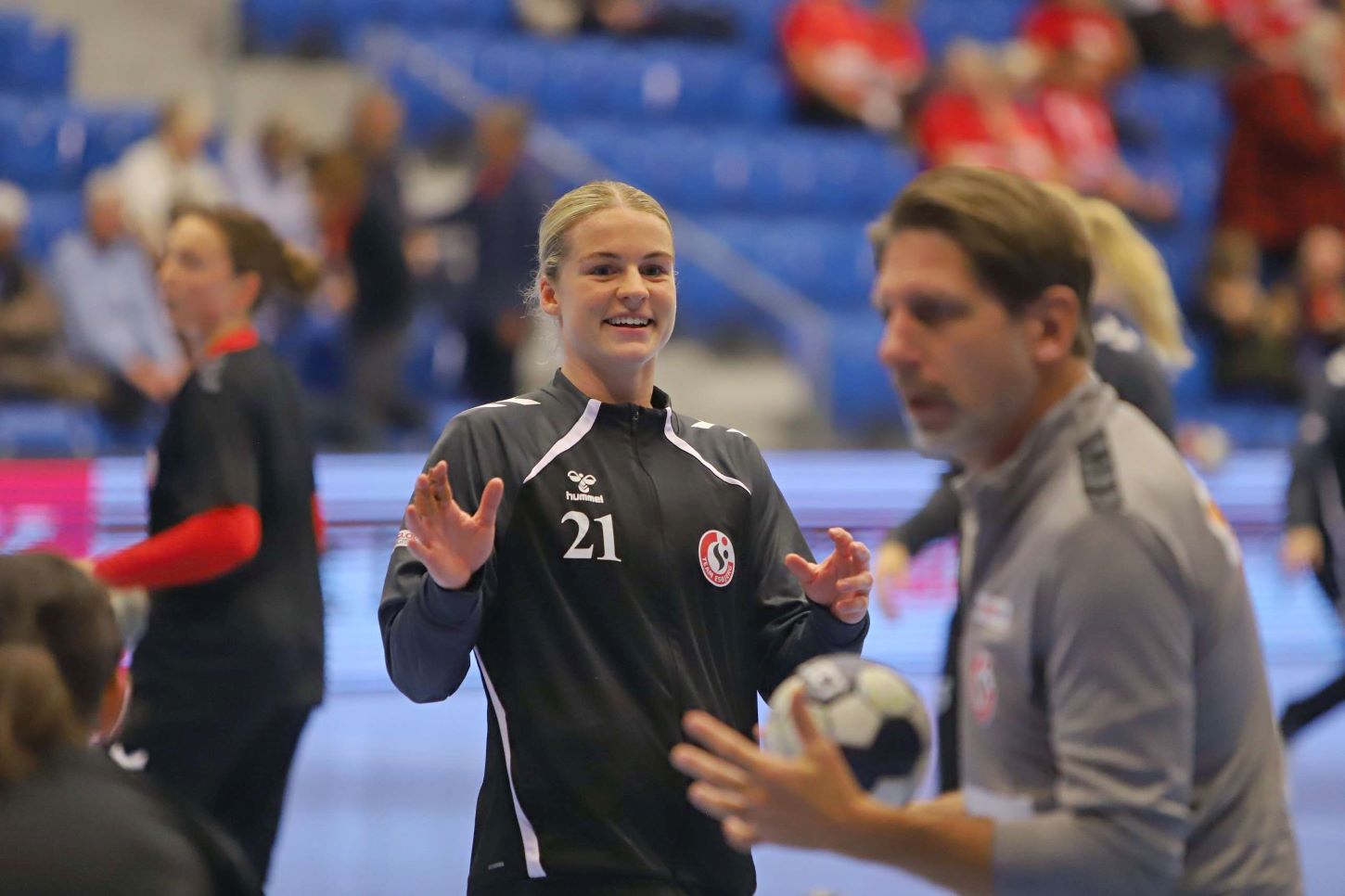 Helene Kindberg er begyndt at stråle under opvarmningen - og når hun får spilletid. Foto: Johnny Tauman.
