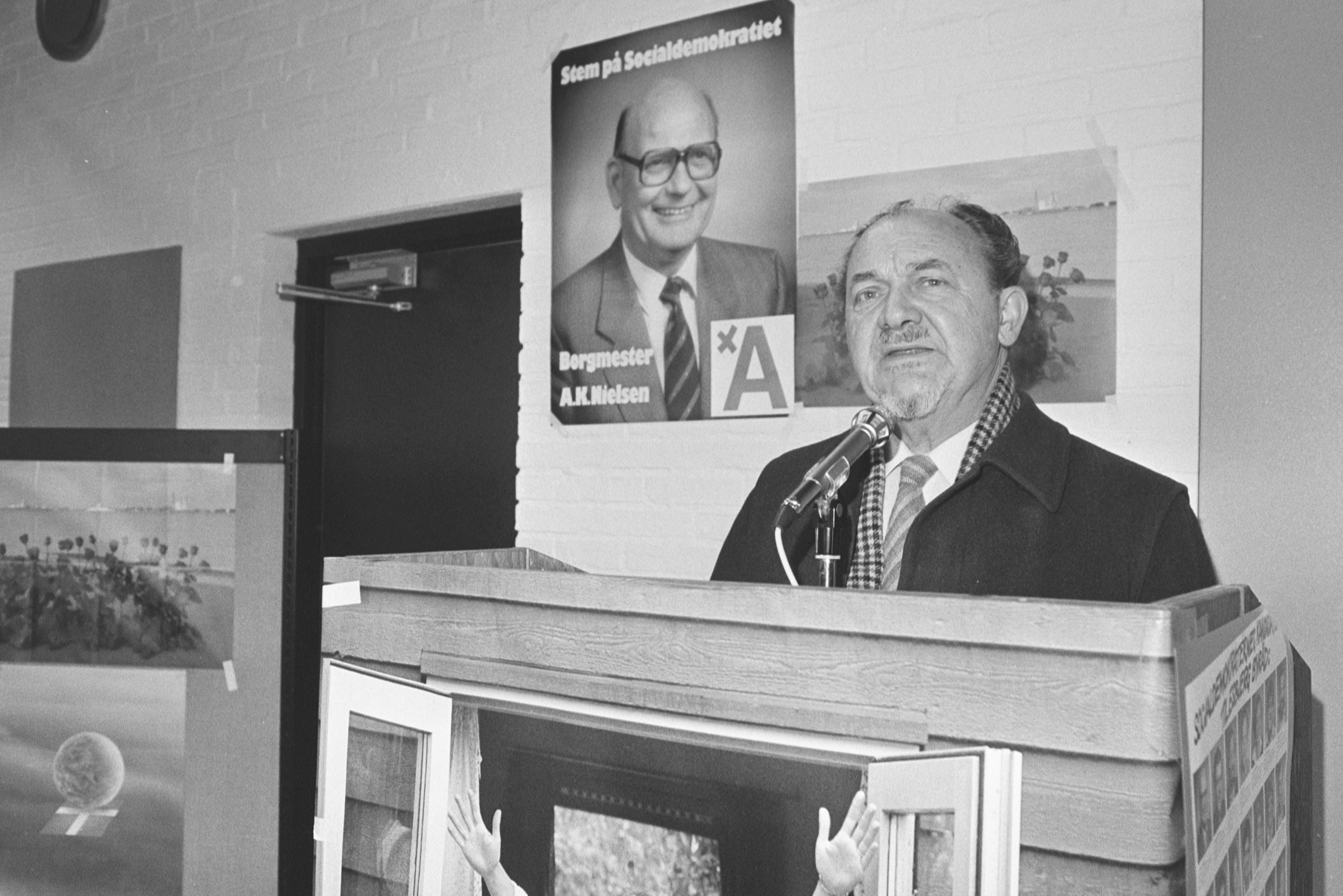 I forbindelse med kommunalvalget i november 1985 holdt fhv. statsminister Anker Jørgensen tale ved Socialdemokraternes sammenkomst i Sædding Centret. Blandt de andre deltagere i arrangementet var Totalpetroleum. Foto: Esbjerg Byhistoriske Arkiv.