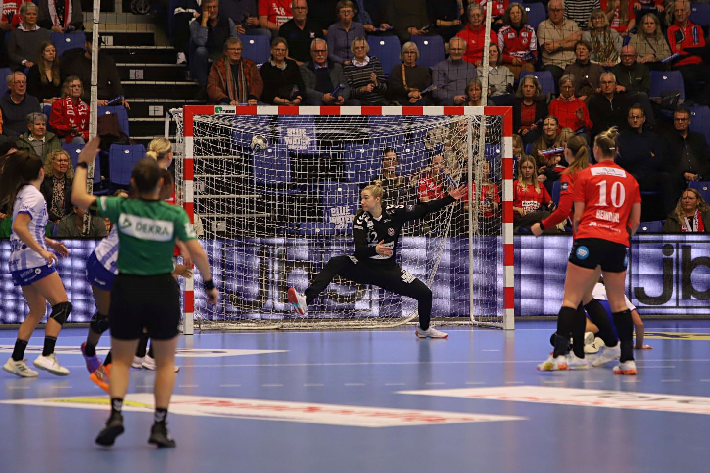 Katharina Filter stod en glimrende kamp i målet - måtte dog se langt efter bolden her. Foto: Johnny Tauman.