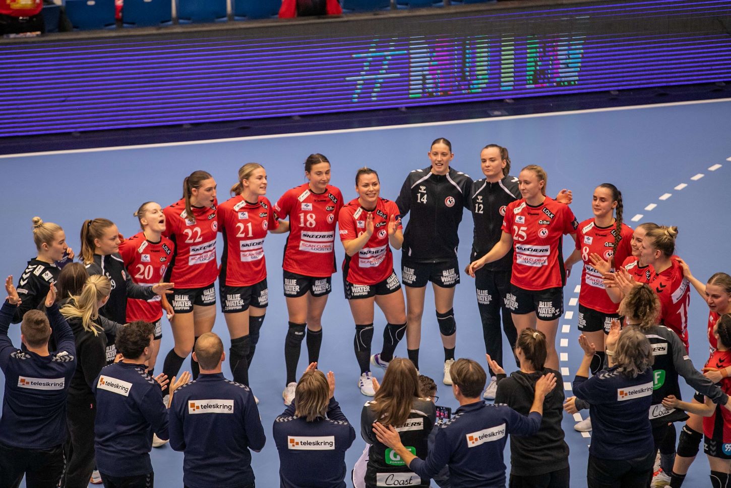 Sådan kan vi lide at se holdet - efter en tilkæmpet sejr i Blue Water Dokken. Foto: Johnny Tauman.