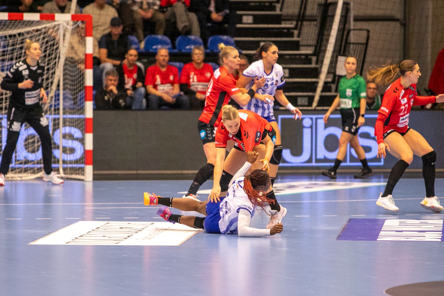 Michala Møller i kontrolleret forsvarsaktion - men hvad sker der bagved? Foto: Johnny Tauman.