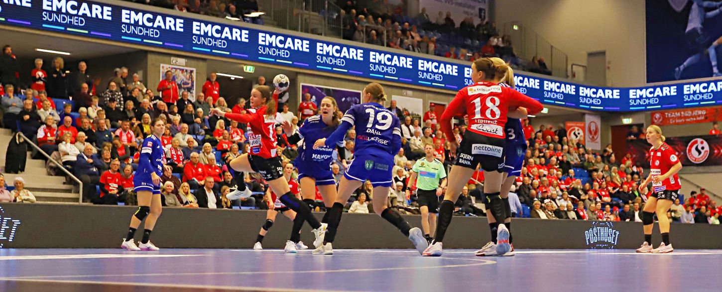 Elin Hansson er smuttet ind fra fløjen og her i et gennembrud. Foto: Johnny Tauman.