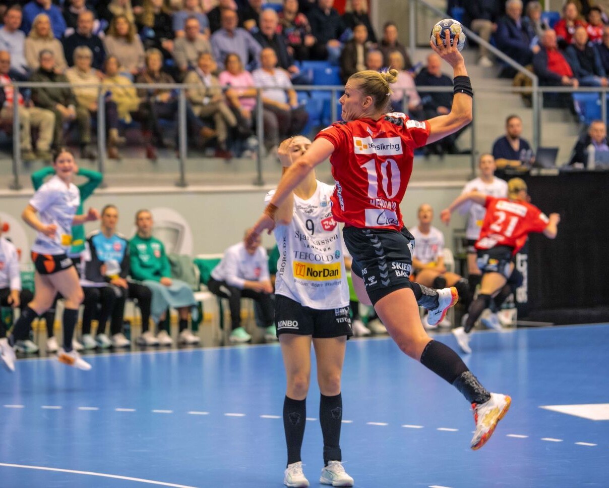 Kathrine Heindahl i fornemt spring og efterfølgende scoring. Foto: Johnny Tauman.