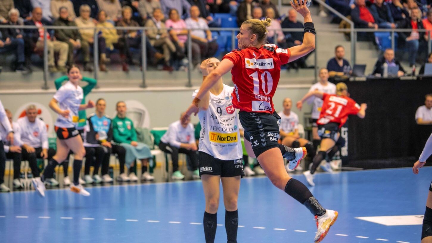 Kathrine Heindahl i fornemt spring og efterfølgende scoring. Foto: Johnny Tauman.