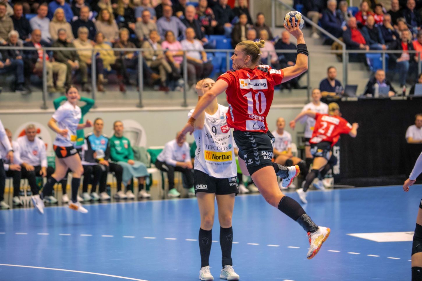 Kathrine Heindahl i fornemt spring og efterfølgende scoring. Foto: Johnny Tauman.