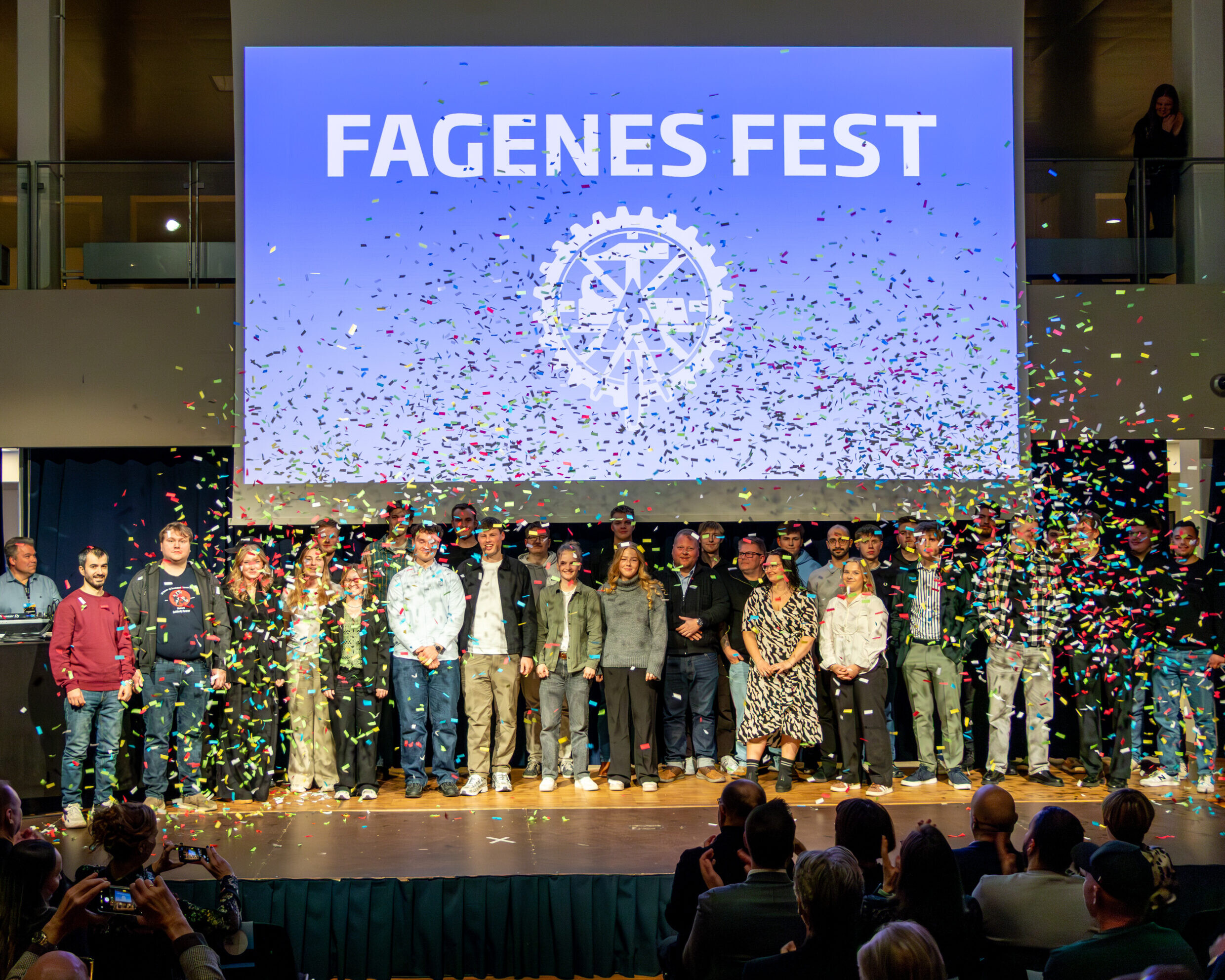 Alle prisvindere, legatmodtagere og udlærte på scenen.