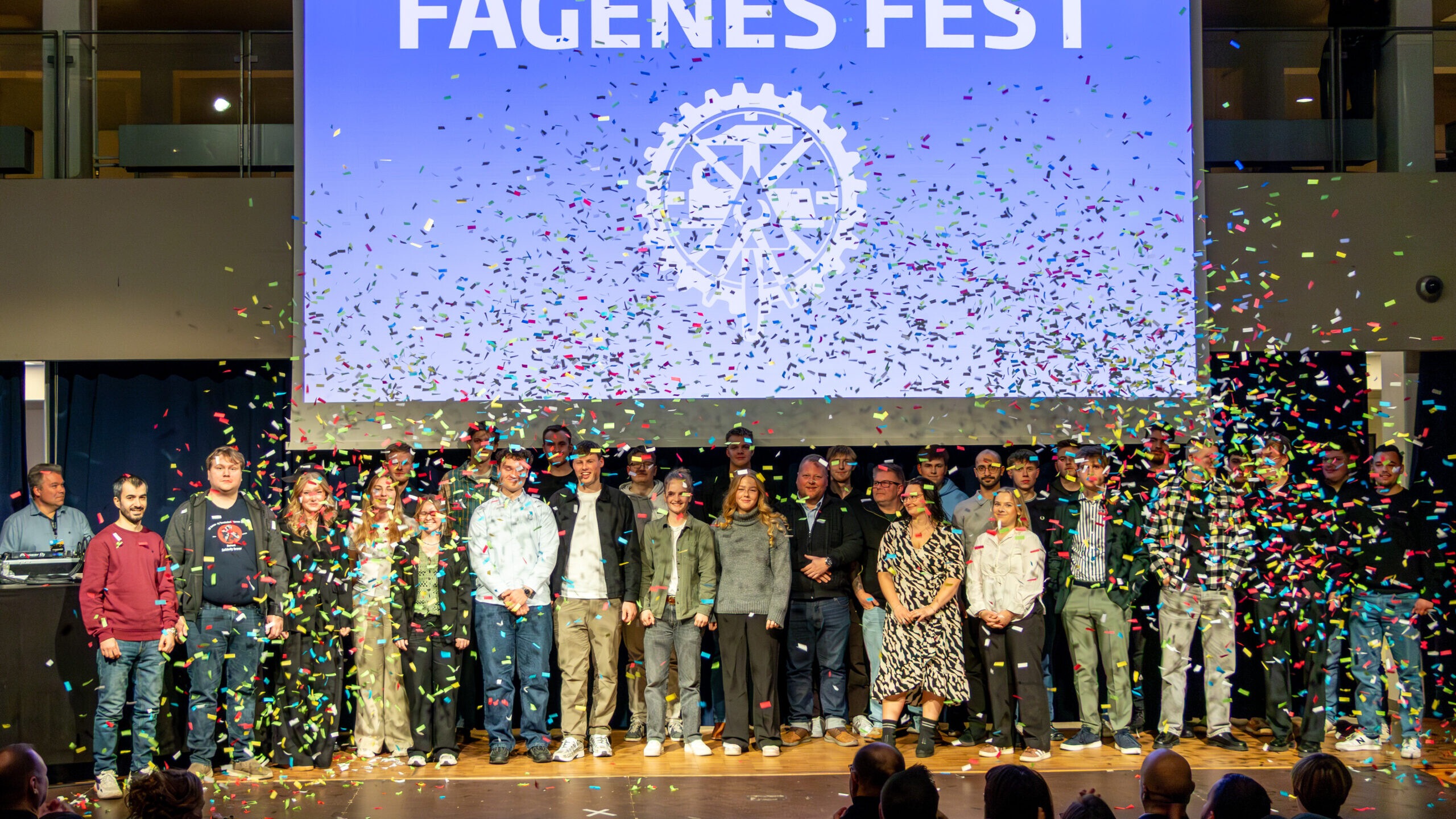 Alle prisvindere, legatmodtagere og udlærte på scenen.