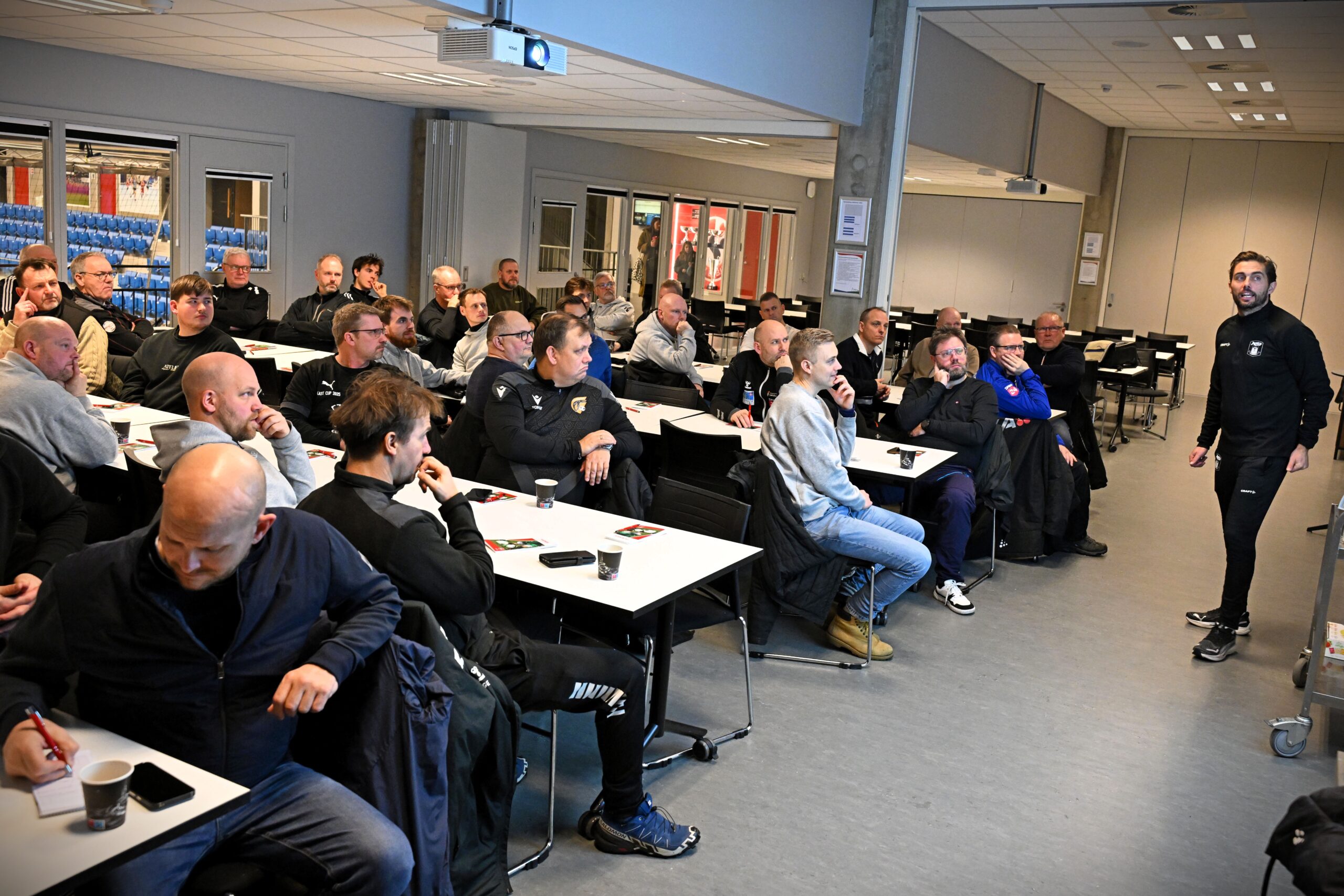Der var både teori og praksis på programmet, da Jakob Poulsen kom med inspiration ved årets første trænerseminar. Foto: DBU Jylland.