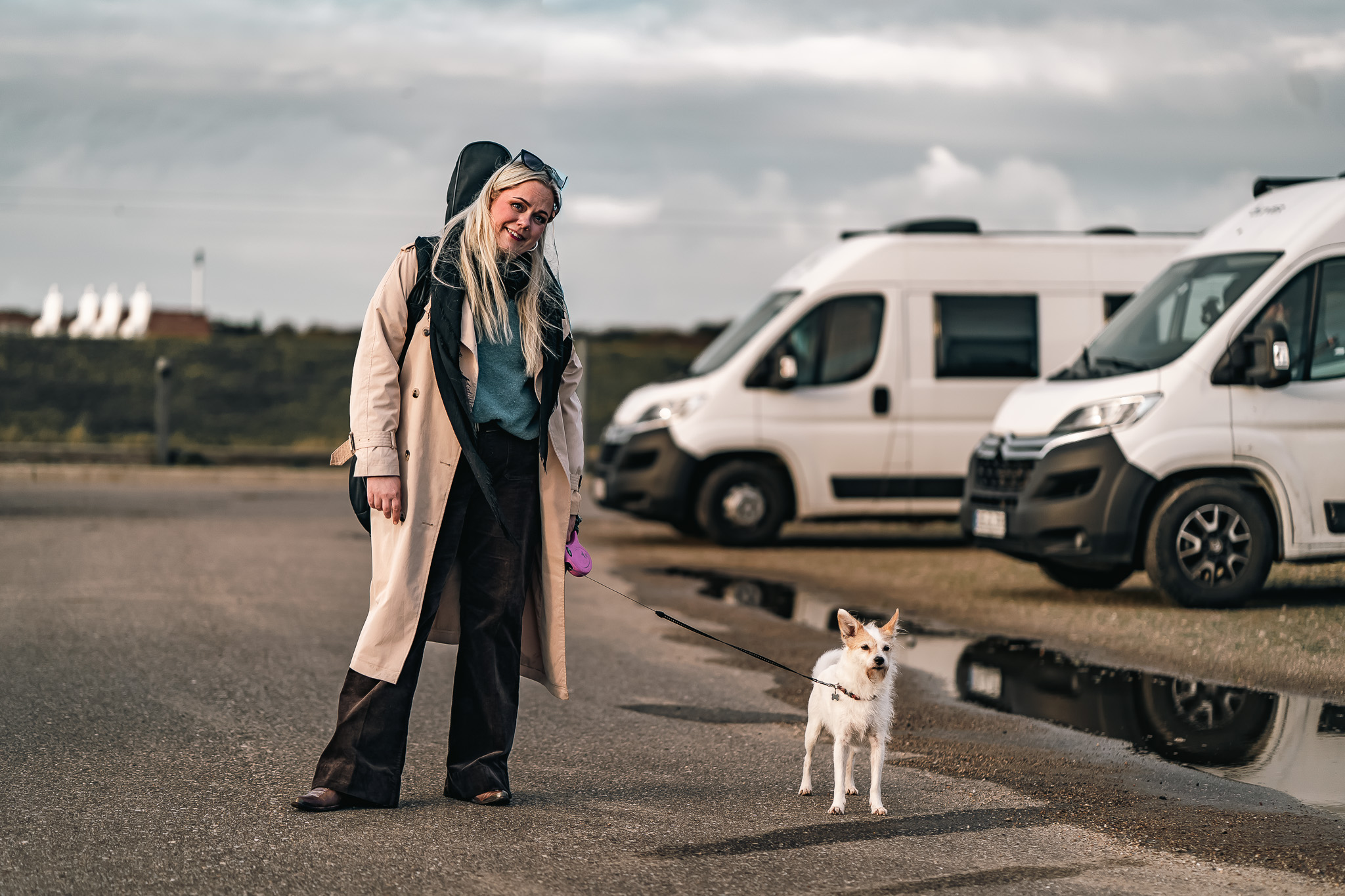 Den er ikke gylden, men den er der; Middelvejen. Mellem by, strand og havn luftes både tanker og gadekrydset Gerda. Foto: Fjodor Pedersen.