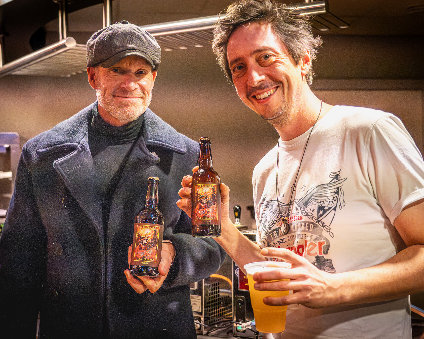 Kunstner René Holm (tv) står bag kunstværket på etiketten på en af de to festival-øl. Foto. Fjodor Pedersen.