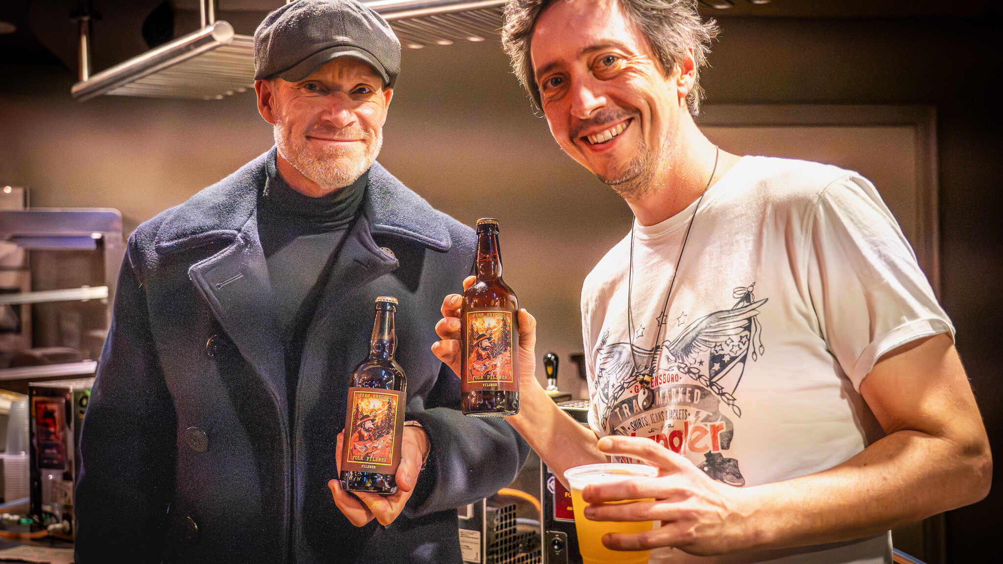 Kunstner René Holm (tv) står bag kunstværket på etiketten på en af de to festival-øl. Foto. Fjodor Pedersen.