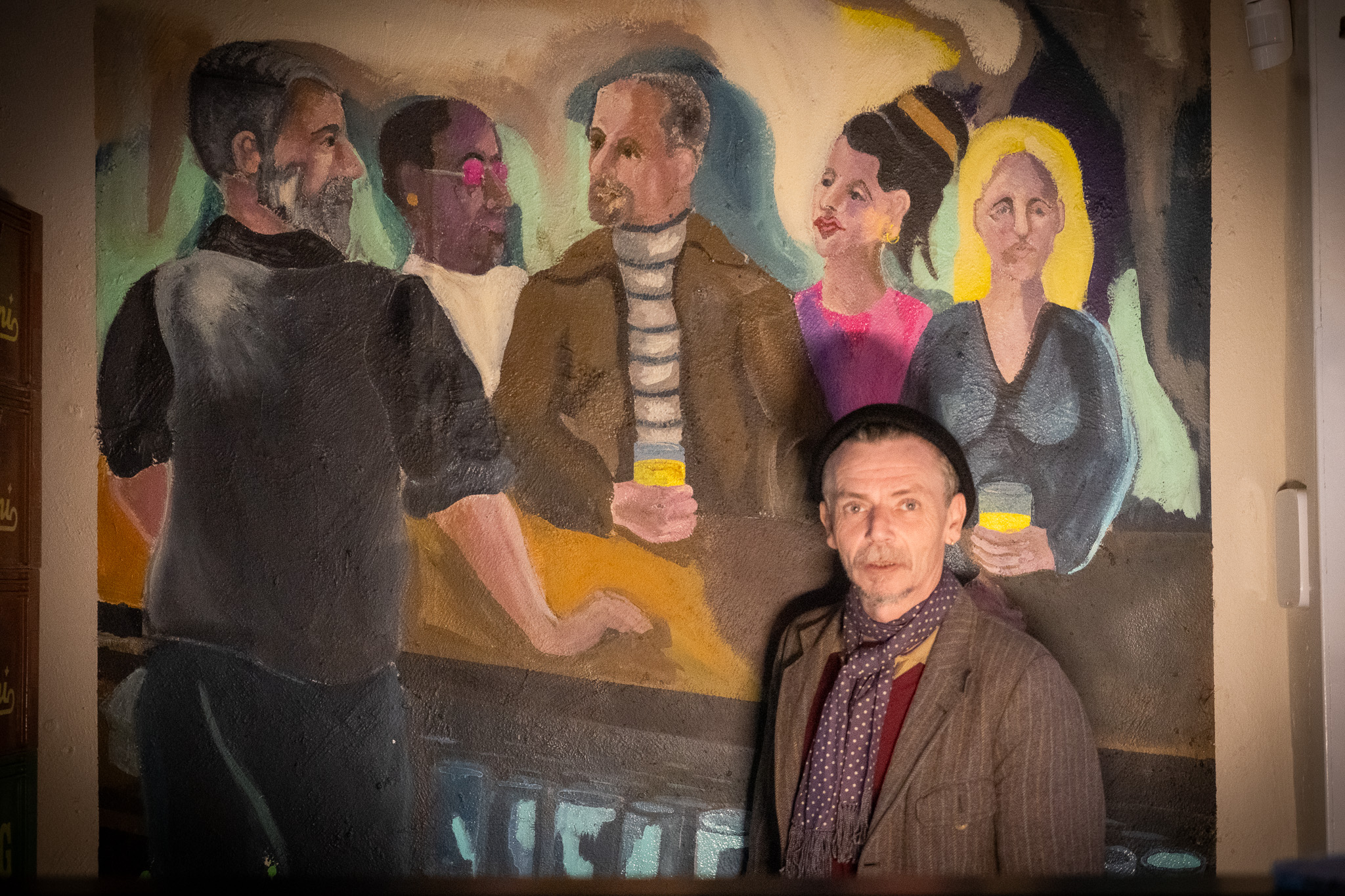 Henrik Nielsen har gjort det til lidt af et speciale at male kunst ved udskænkningssteder. Det første var i Spanien, hvor han dekorerede et helt loft i løbet af nogle uger. Foto: Fjodor Pedersen.