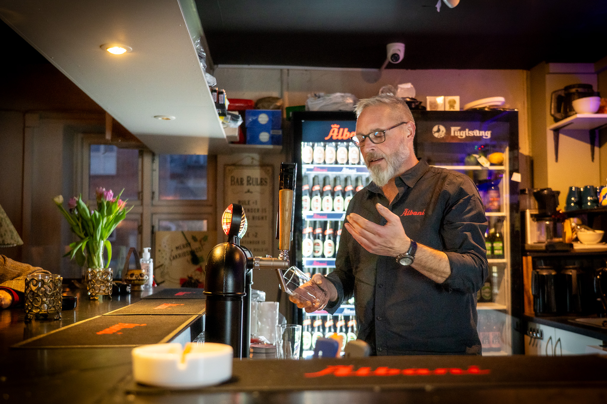 Kim Nielsen og Pub Knejpen fører et gængs udvalg af øl, cocktails og hvad man ellers forventer på et klassisk værtshus. Foto: Fjodor Pedersen.