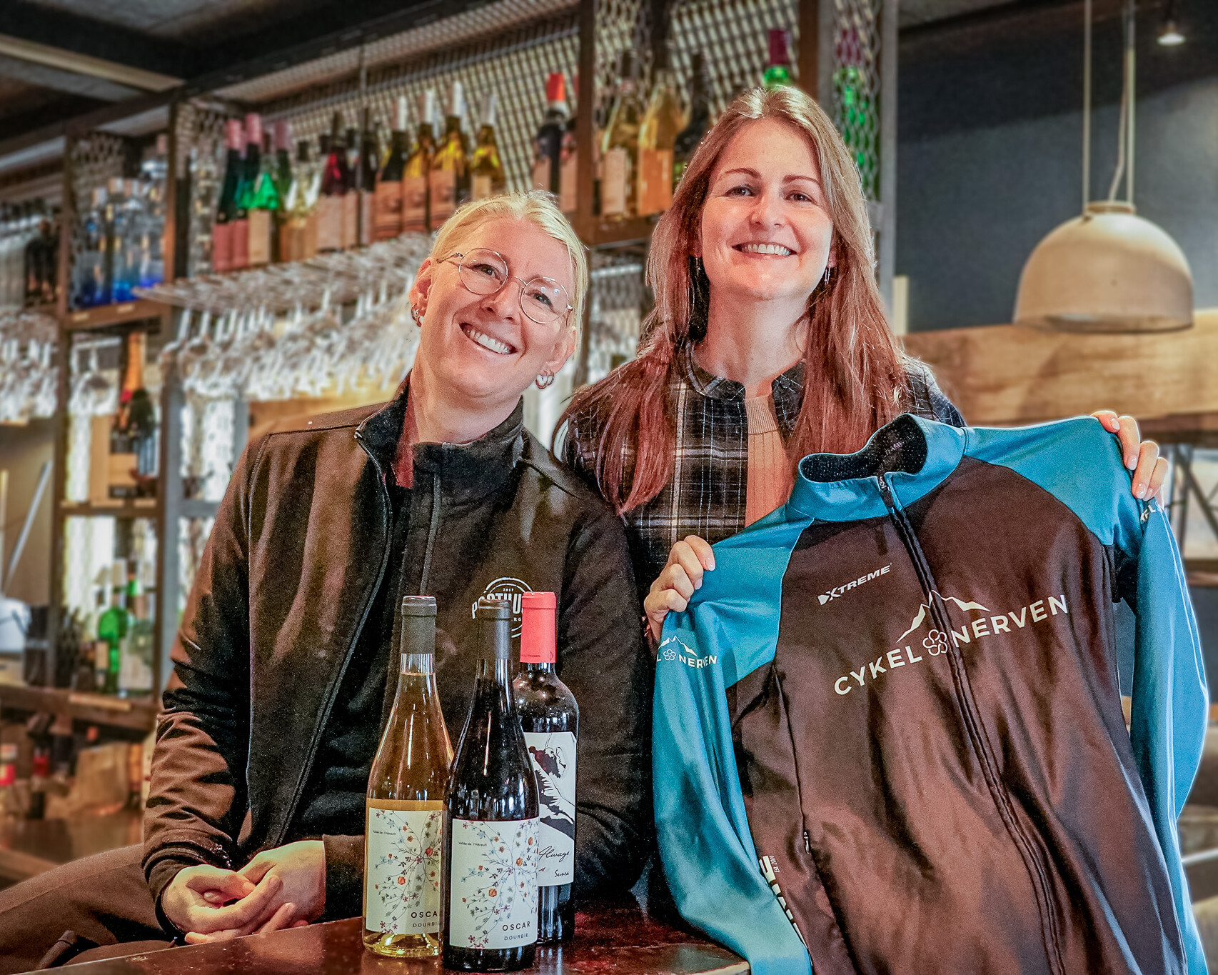 Nanna Abildgaard (tv) og Karina Vagner Rasmussen håber, at mange har lyst til en glad aften i en god sags tjeneste. Foto: Fjodor Pedersen.