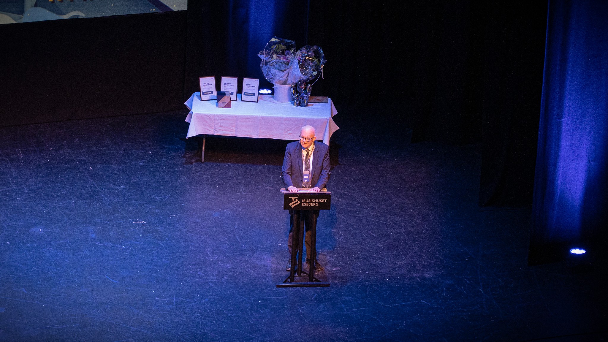 Formand for Business Esbjerg indledte den officielle del af programmet i Musikhuset fredag. Foto: Fjodor Pedersen.