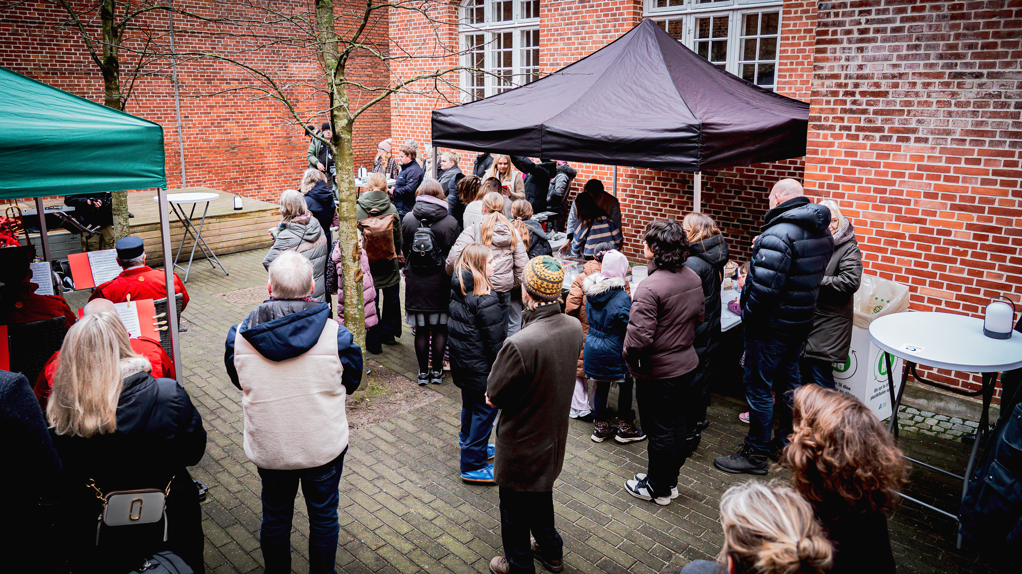 Nysgerrige havde fundet vej ind i fængselsgården. I huset foregik en række aktiviteter for børn. Foto: Fjodor Pedersen.