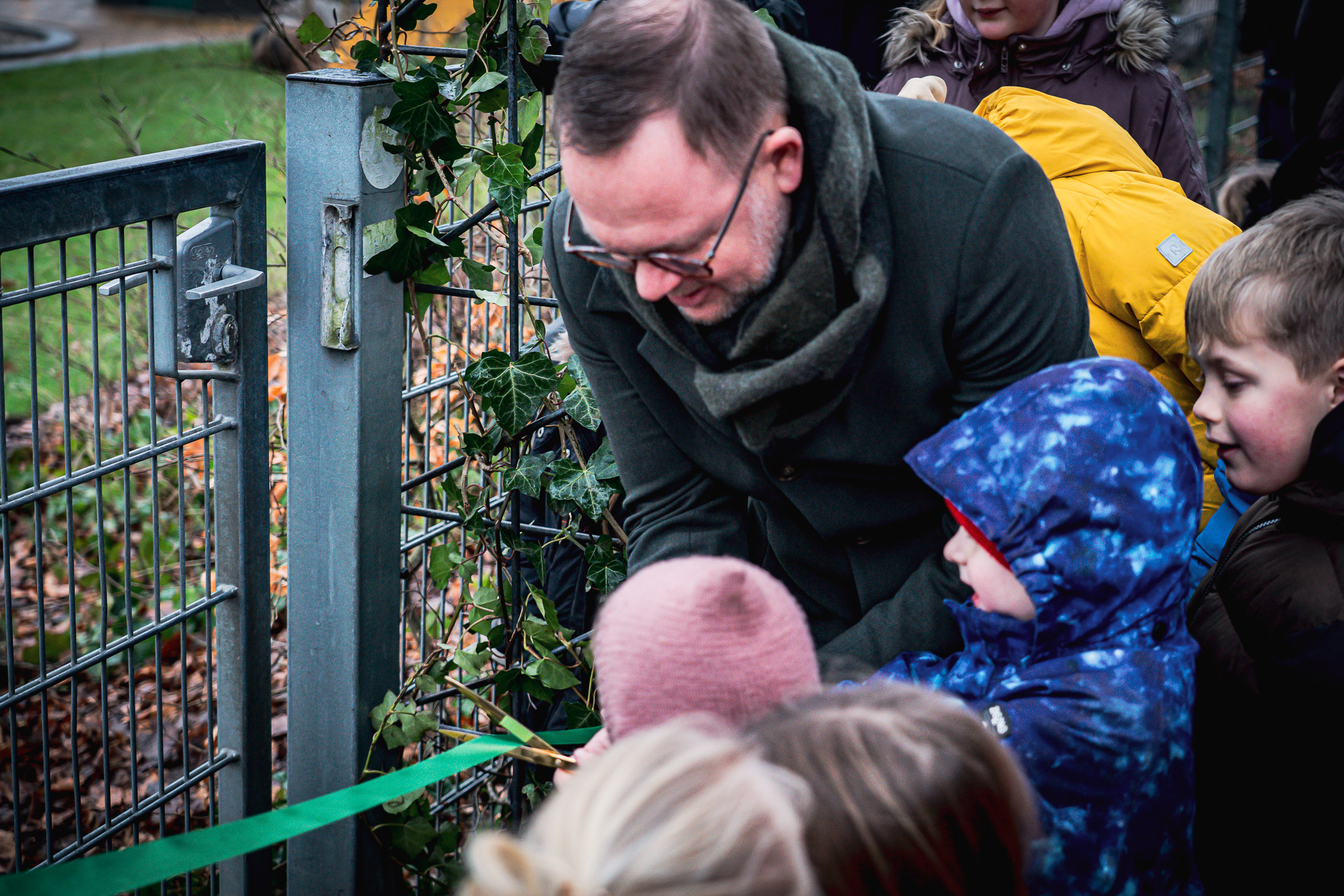 Borgmester Jesper Frost Rasmussen (V) fik assistance af to udvalgte børnehavebørn, da den grønne snor skulle klippes. Foto: Fjodor Pedersen.
