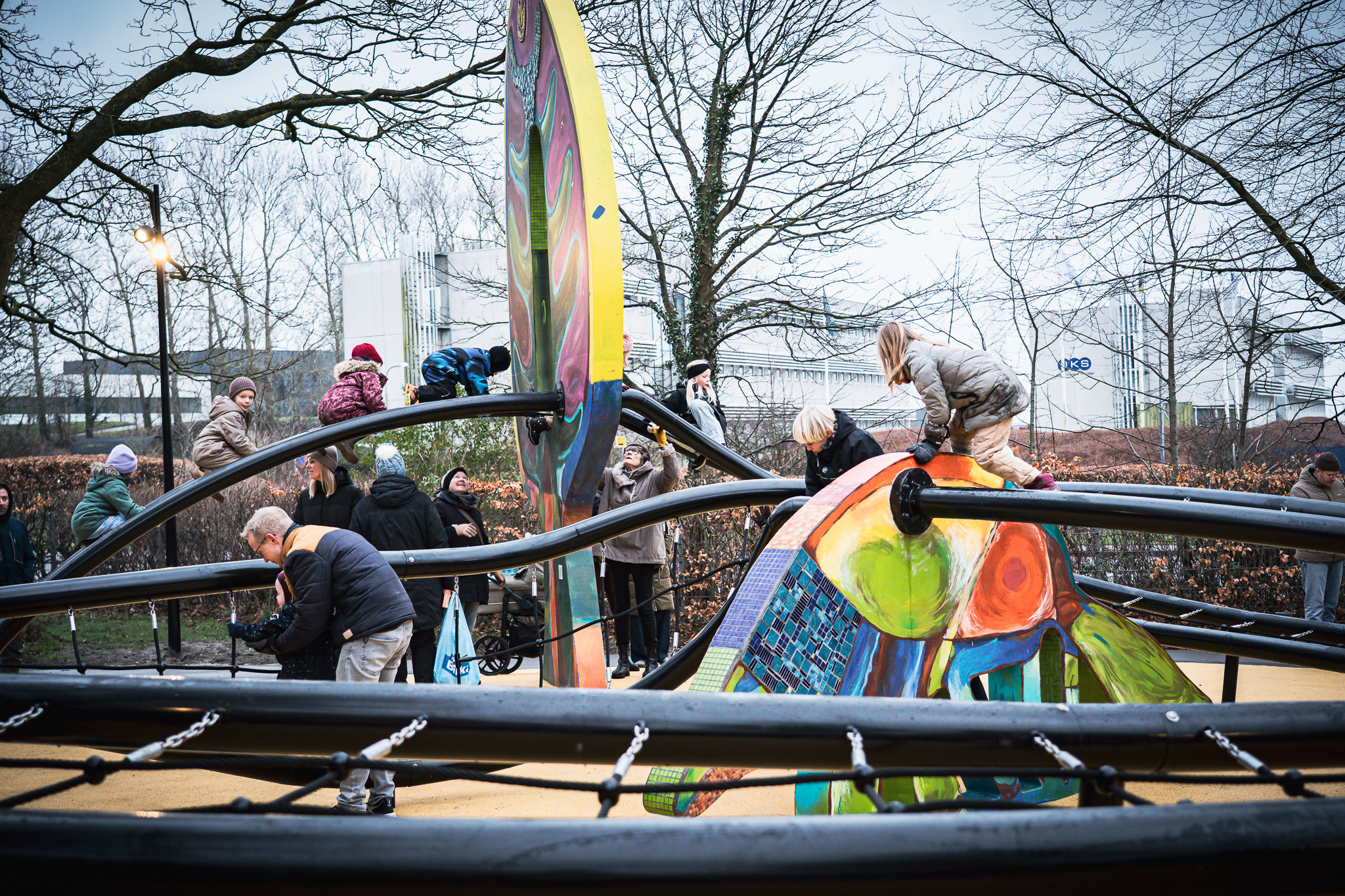 Kunster Lotte Lambæk har dekoreret de syv betontræer, man finder rundt omkring på pladsen som en integreret del af oplevelsen. Foto: Fjodor Pedersen.