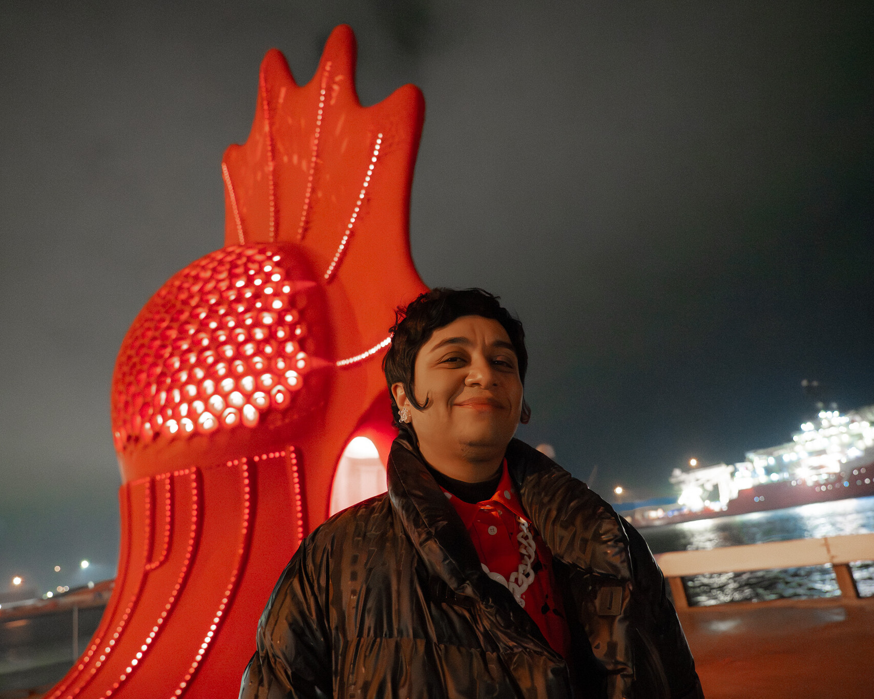 Kunstneren foran sit kæmpeværk. Foto: Fjodor Pedersen.