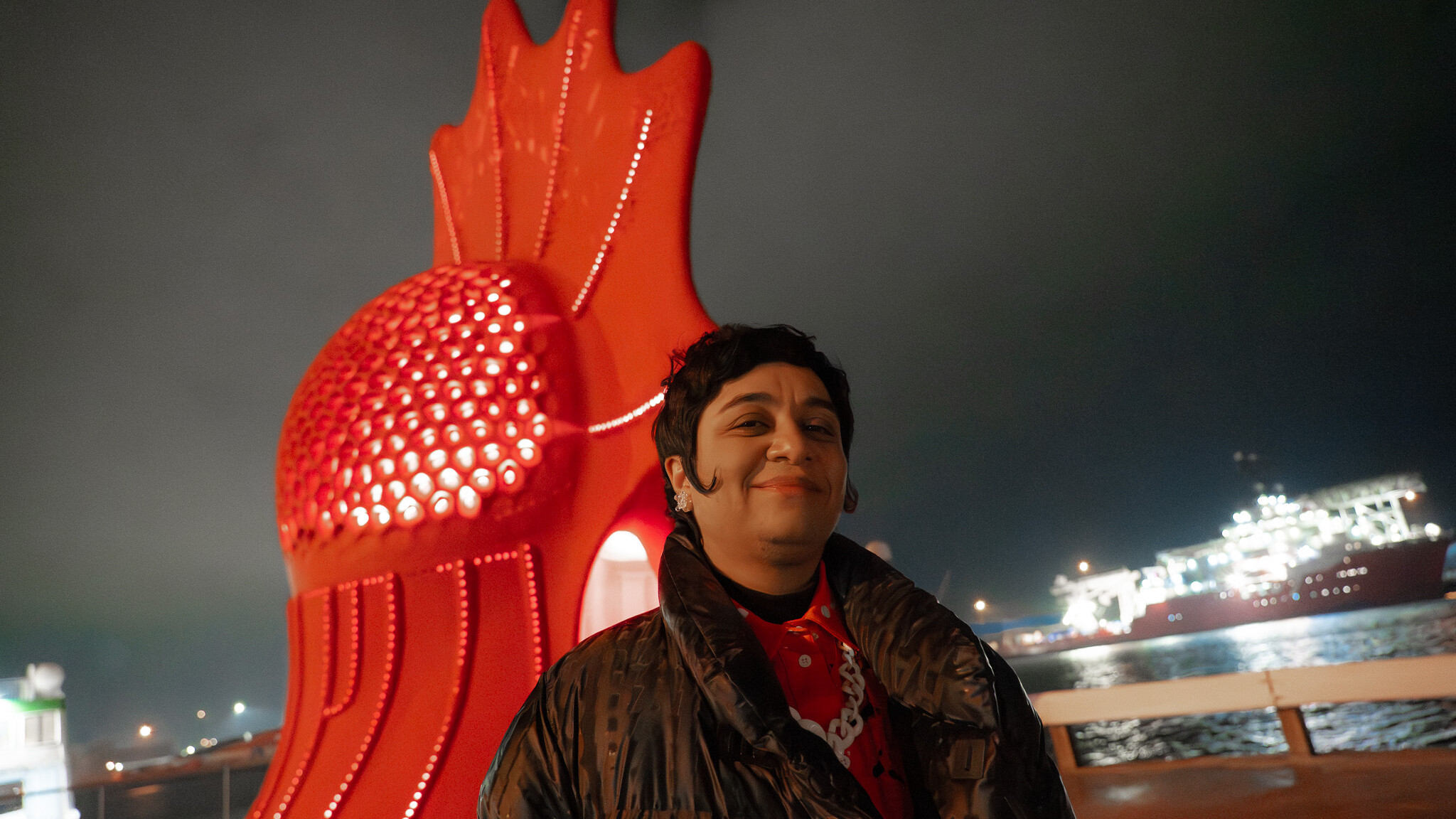 Kunstneren foran sit kæmpeværk. Foto: Fjodor Pedersen.