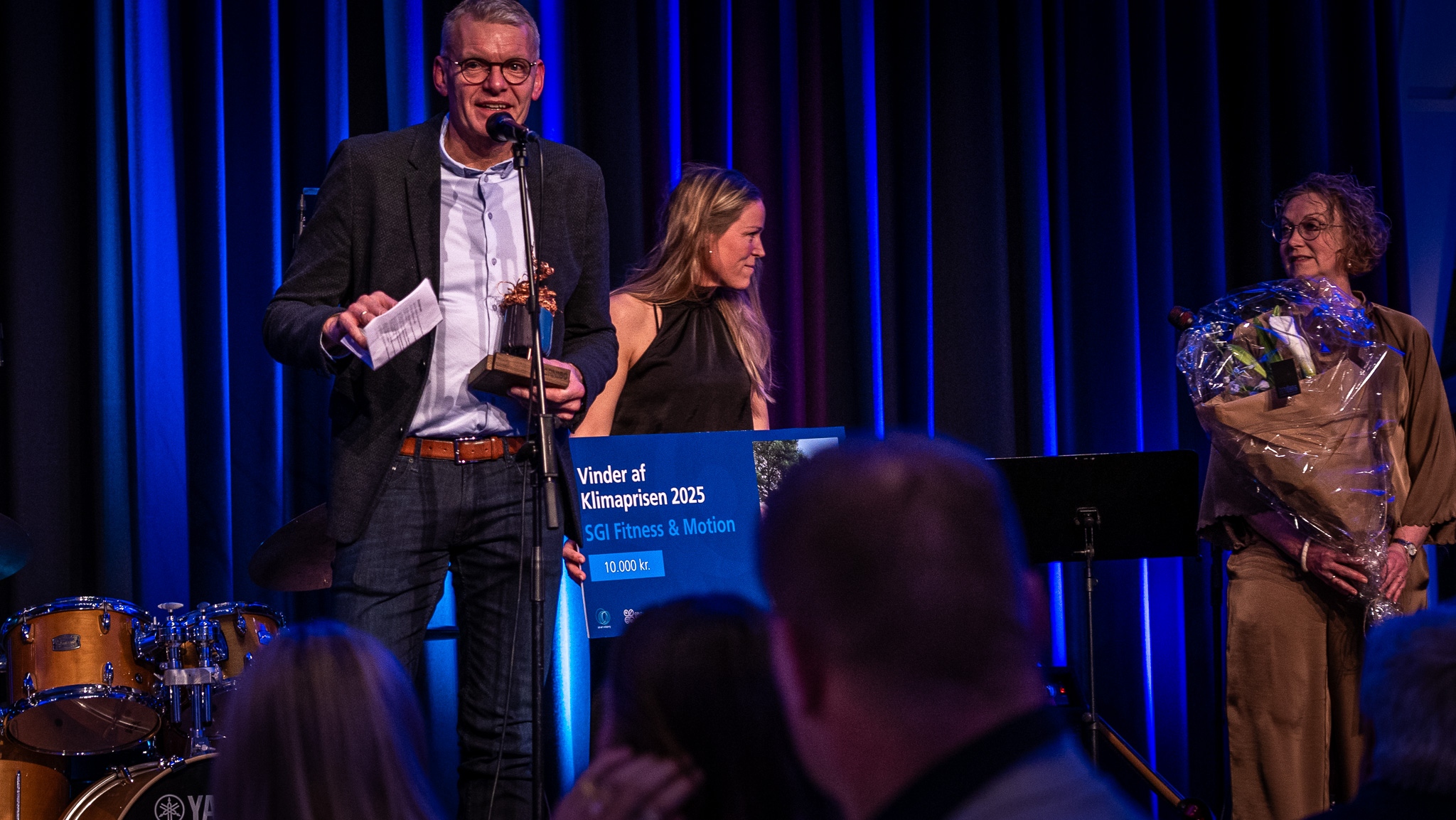 Formand Lars Sørensen fra SGI Fitness & Motion måtte på scenen både i foyeren og i koncertsalen. Her som modtager af Klimaprisen. Foto: Fjodor Pedersen.