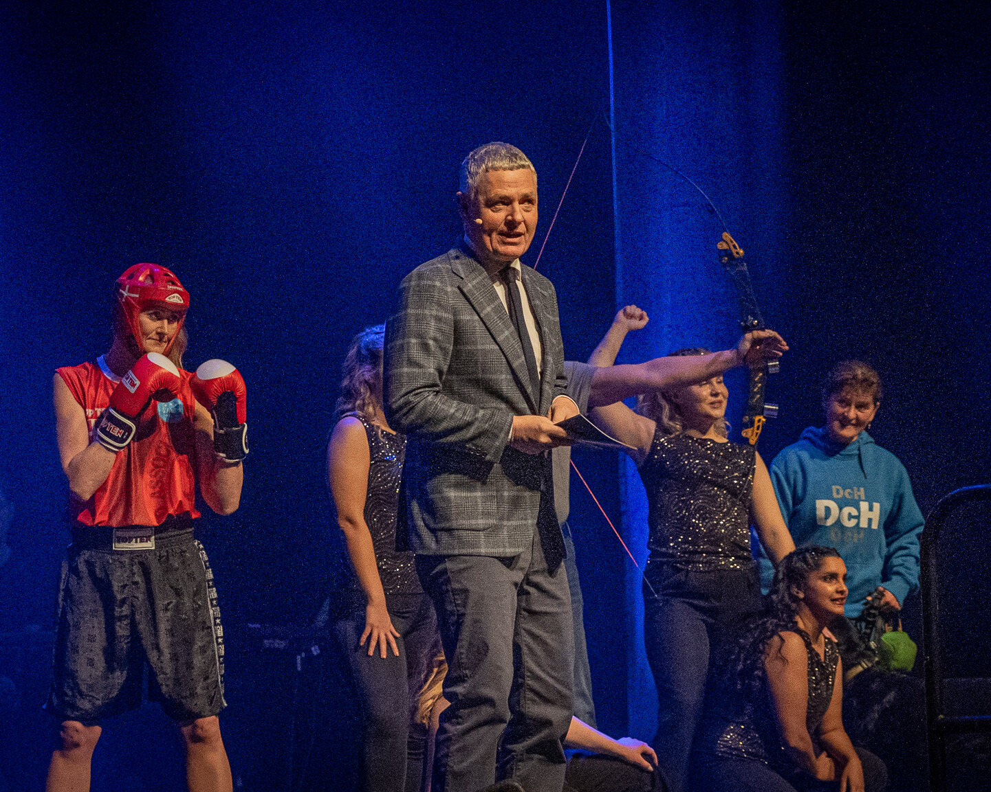 Vært Thomas Kristensen flankeret af både kickboksere, skatere og dansere. Foto: Fjodor Pedersen.