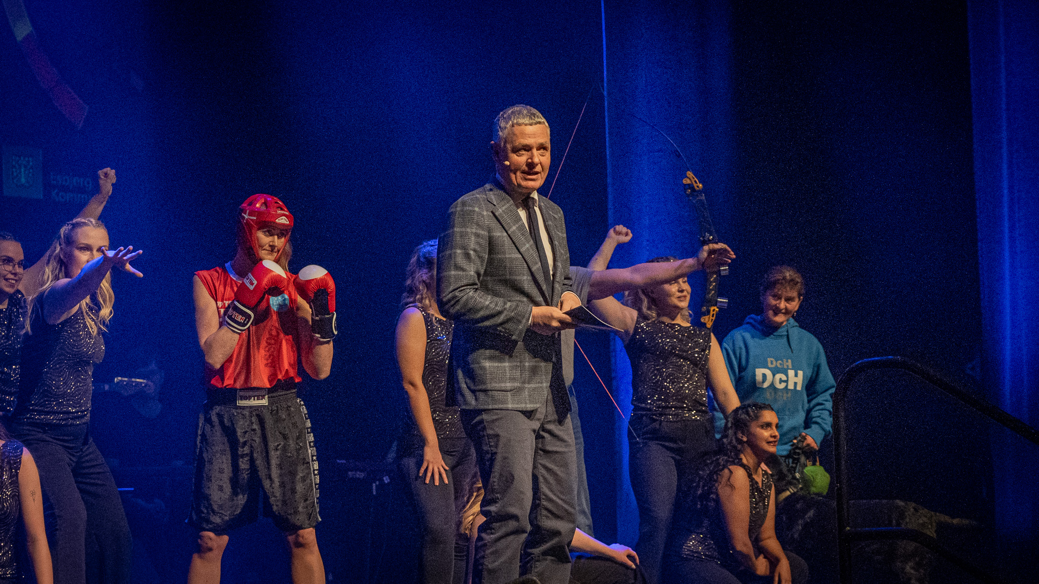 Vært Thomas Kristensen flankeret af både kickboksere, skatere og dansere. Foto: Fjodor Pedersen.