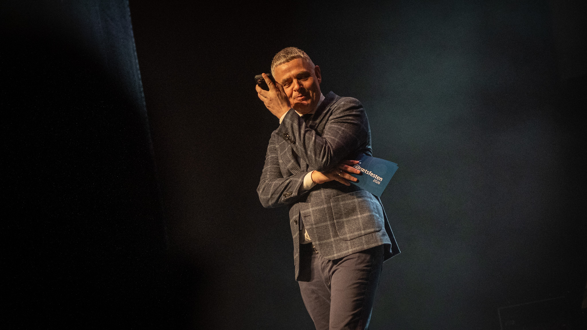 Idrætsfesten blev afholdt samtidigt som en vigtig håndboldkamp, så Thomas Kristensen ringede da lige til sin mangeårige kommentatormakker fra Fyn, Bent Nyegaard, for at høre til stillingen. Foto: Fjodor Pedersen.