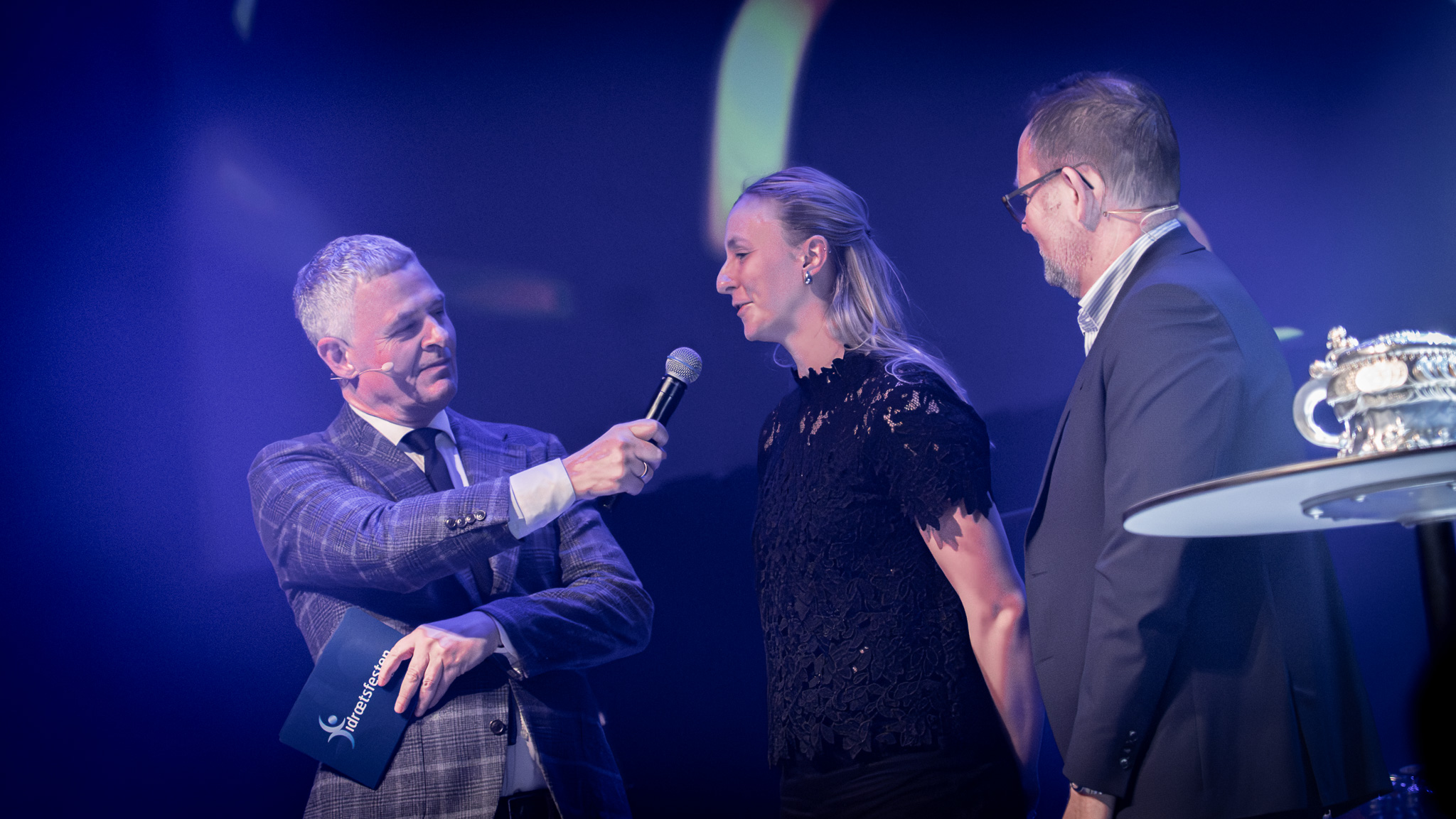 Team Esbjergs Henny Reistad, der sidste år løb med Idrætsprisen, var i år tilstede for at overrække den til Anders Dreyer. Foto: Fjodor Pedersen.