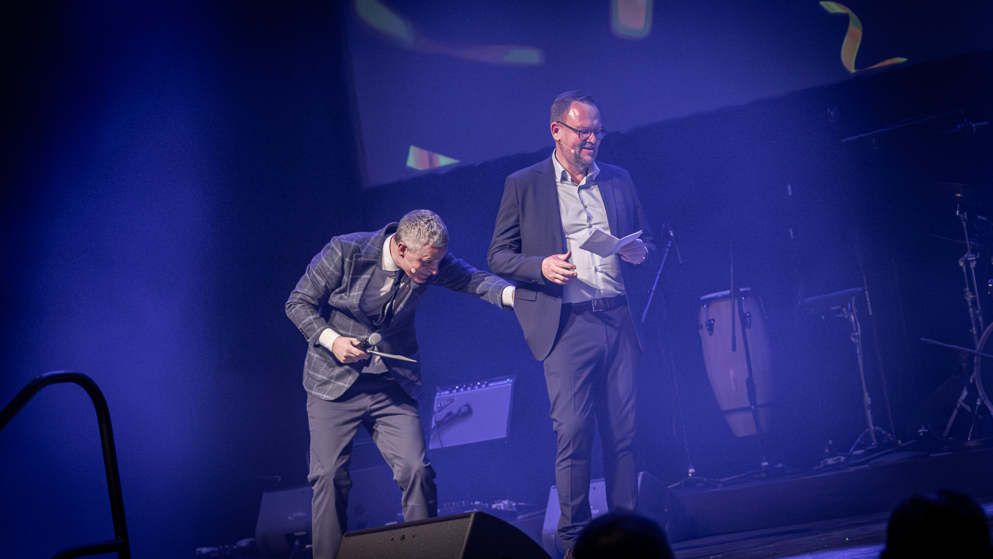 Lyden virkede ikke på borgmester Jesper Frost Rasmussen, så det forsøgte den garvede sportsvært da også lige at fikse - dog uden held, så borgmesteren fik en håndholdt. Foto: Fjodor Pedersen.