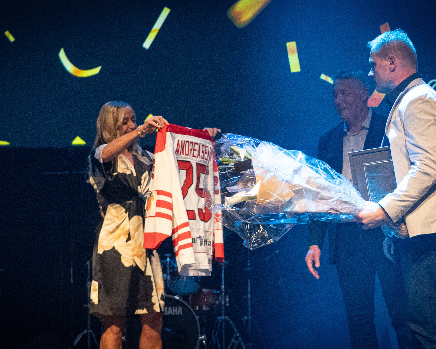 Camilla Pedersen, der sidste år blev indlemmet i Hall of Fame, var tilstede og kunne overrække hæderen til Andreas Andreasen, som hun kender gennem fælles deltagelse i Scleroseforeningens Cykelnerven. Foto: Fjodor Pedersen.
