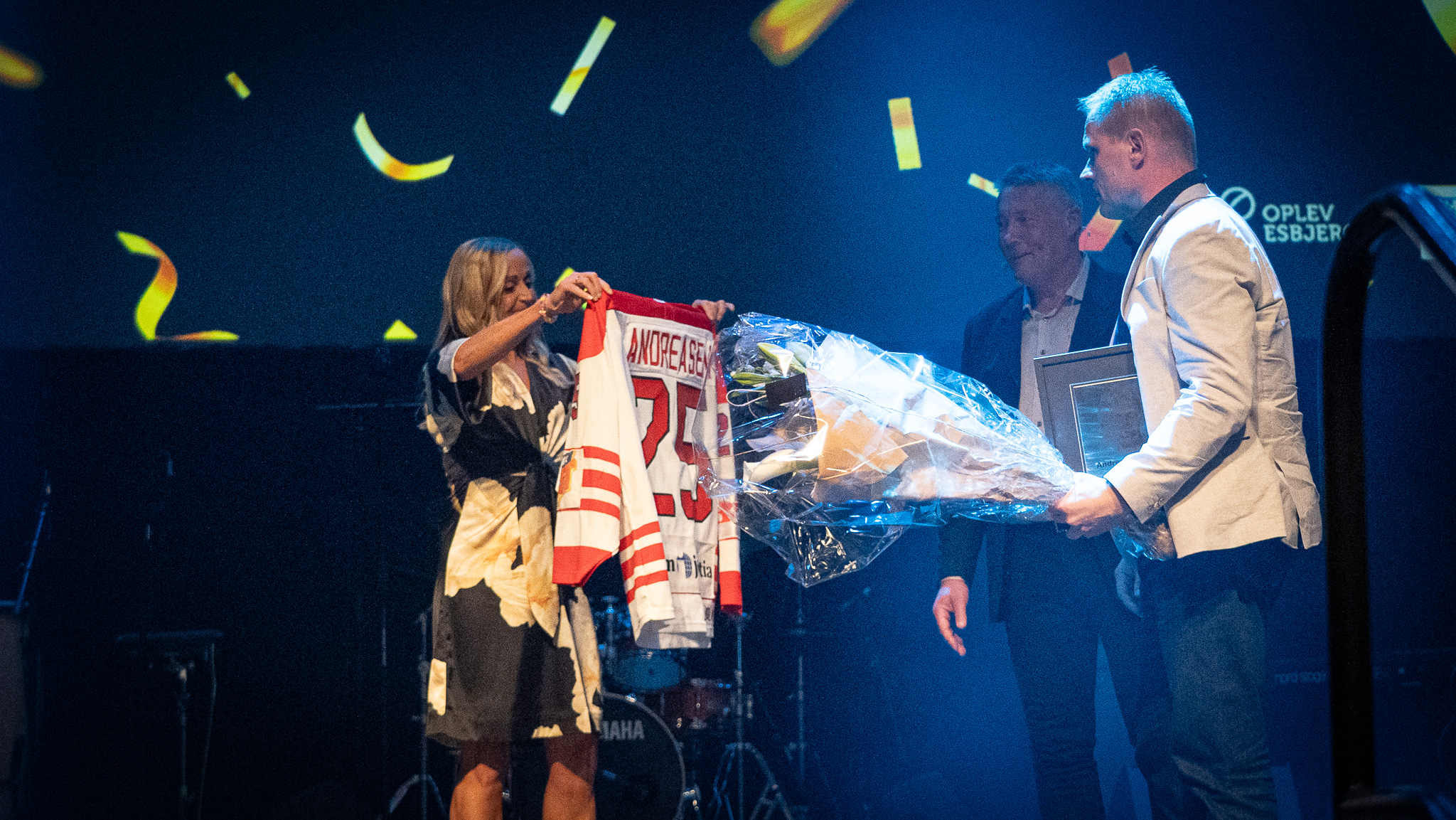 Camilla Pedersen, der sidste år blev indlemmet i Hall of Fame, var tilstede og kunne overrække hæderen til Andreas Andreasen, som hun kender gennem fælles deltagelse i Scleroseforeningens Cykelnerven. Foto: Fjodor Pedersen.