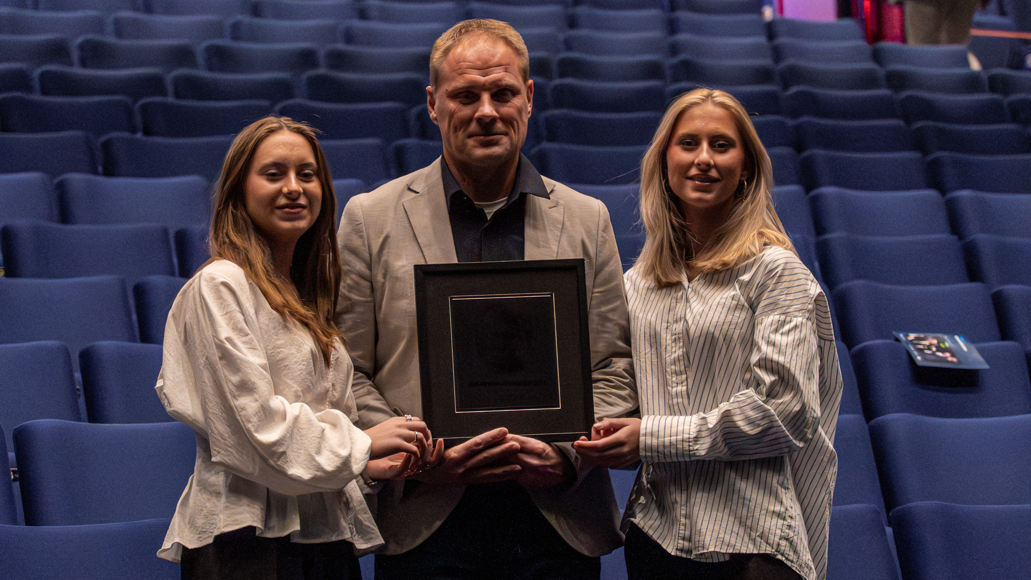 En tydelig rørt Andreas Andreasen flankeret af sine to døtre, der spiller håndbold - ikke ishockey. Foto: Fjodor Pedersen.