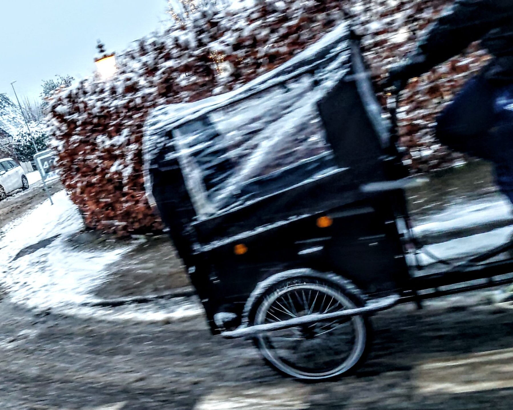 Sne og sjap på Strandby Kirkevej. Arkivfoto: Fjodor Pedersen.
