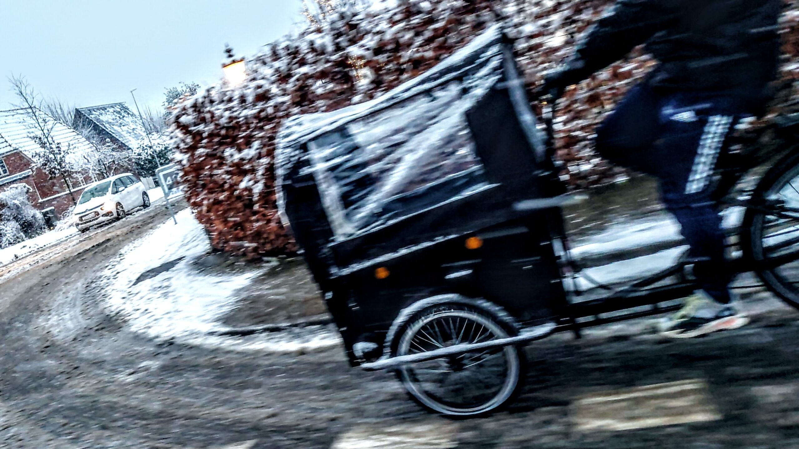Sne og sjap på Strandby Kirkevej. Arkivfoto: Fjodor Pedersen.