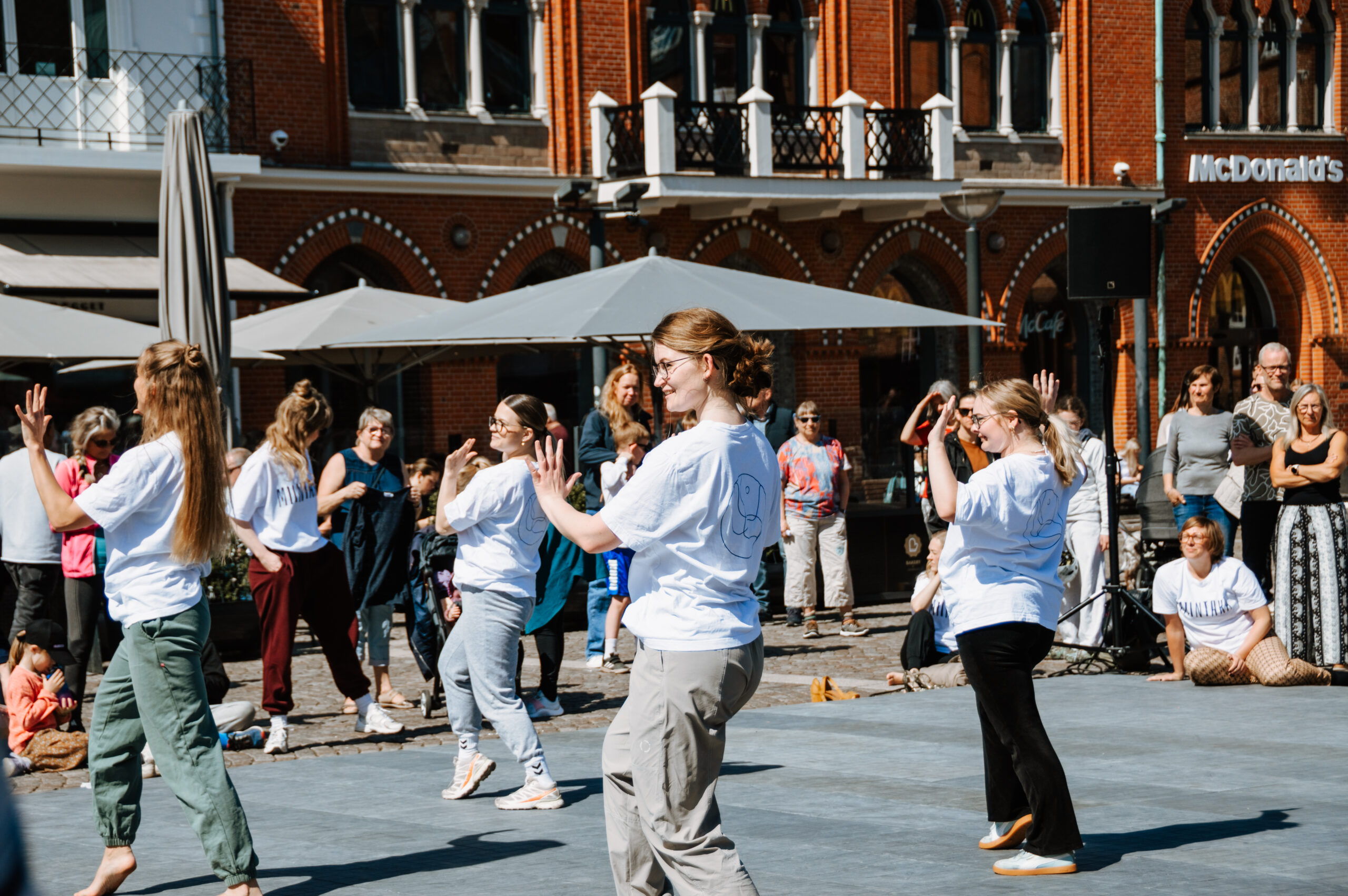 Dansen flytter ud i byrummet, når Miintaka inviterer til bevægelse med fællesskab og nærvær i centrum. Foto: Nicklas Toft, Engkilde Foto.