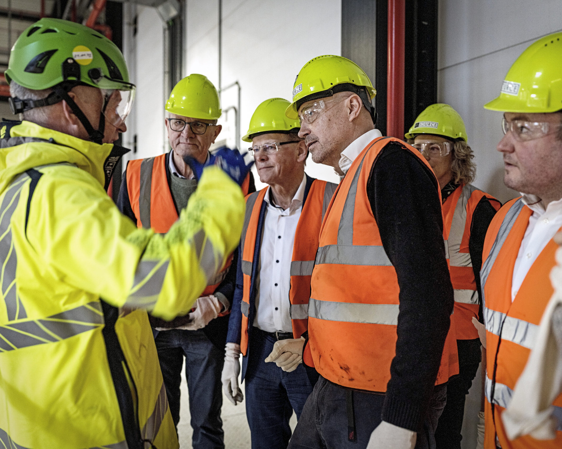 Flemming Horn Nielsen viser delegationen rundt på anlægget i Esbjerg. Pressefoto.