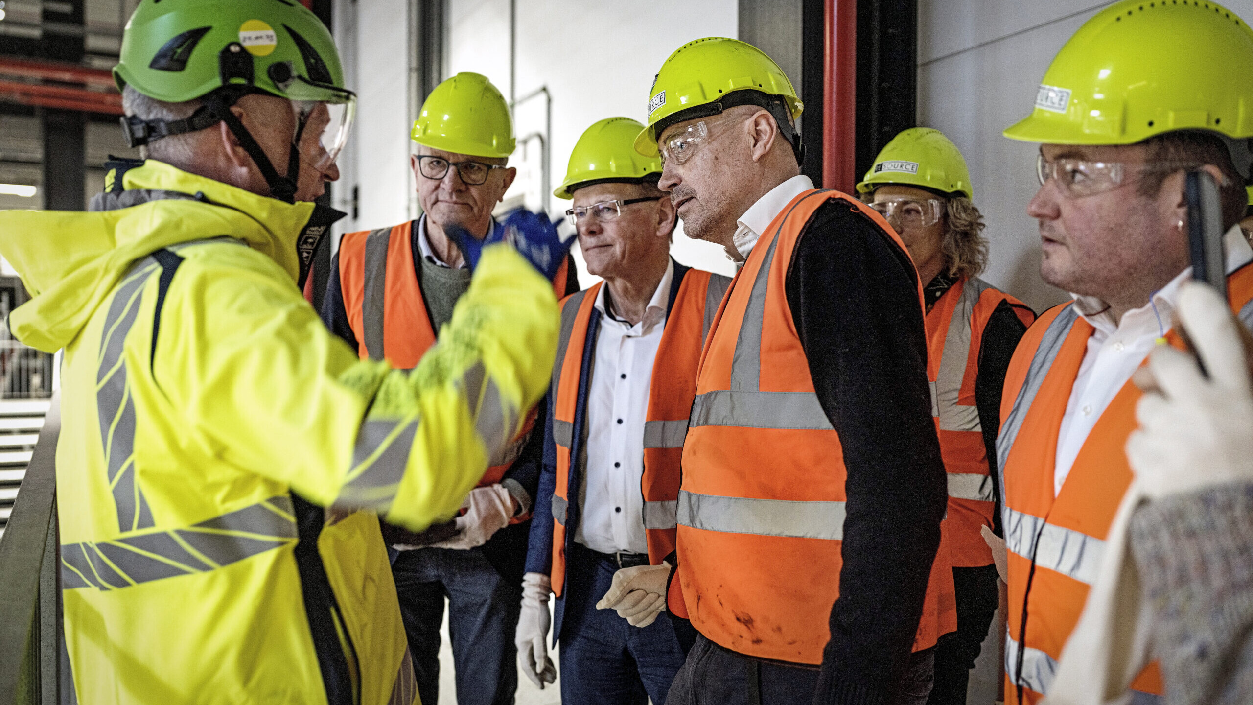 Flemming Horn Nielsen viser delegationen rundt på anlægget i Esbjerg. Pressefoto.