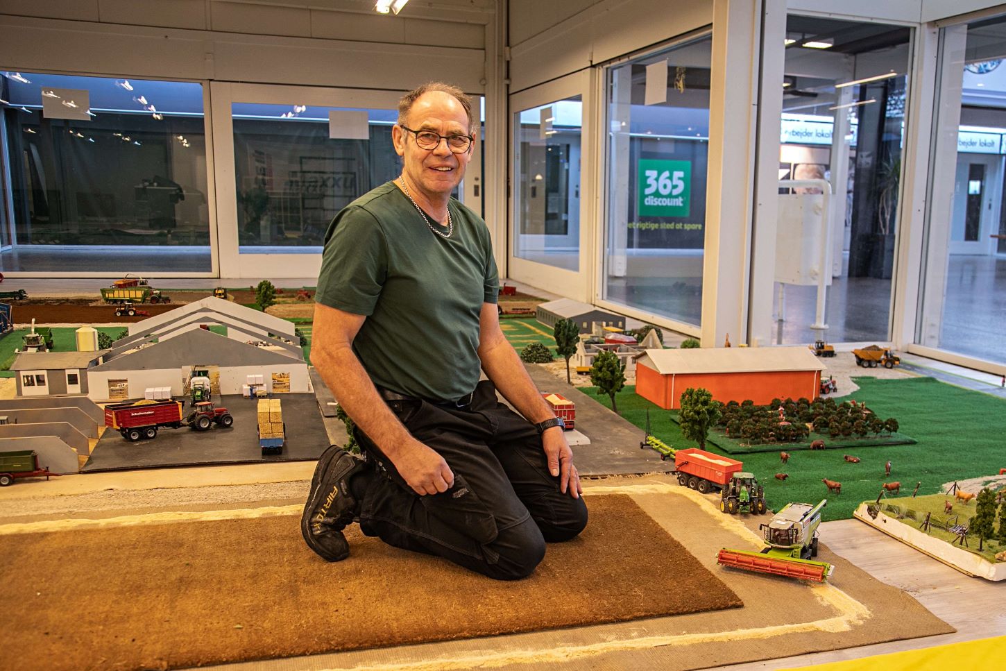 Klaus nyder at få udstillingen til at fremstå så tæt på virkeligheden som muligt. Foto: Johnny Tauman.