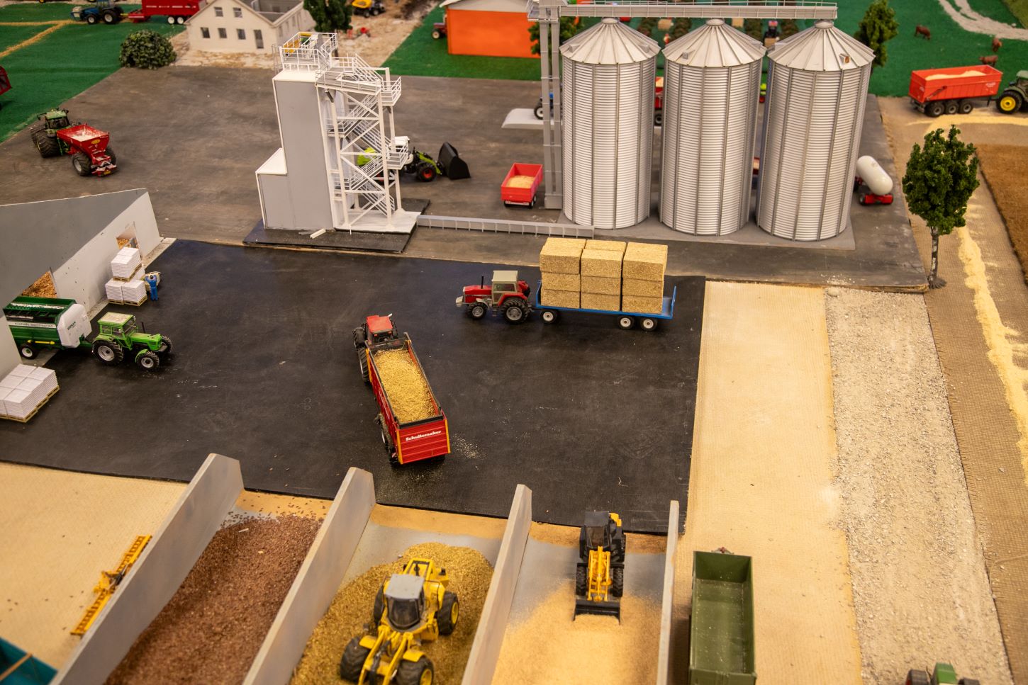 Foder klargøres – de tre tanke er erhvervet fra Tyskland. Foto: Johnny Tauman.