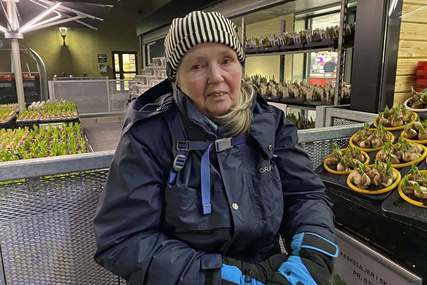 Grethe Christensen sad og ventede 40 minutter på sin rollator, inden dørene åbnedes. Foto: Johnny Tauman.