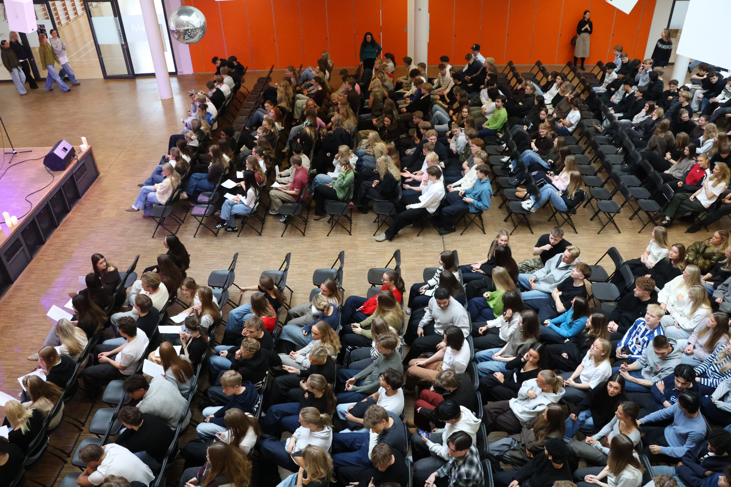 Elever og lærere var talstærkt samlet, da Kyndelmisse endnu en gang bandt Rybners sammen om tradition og fællesskab.