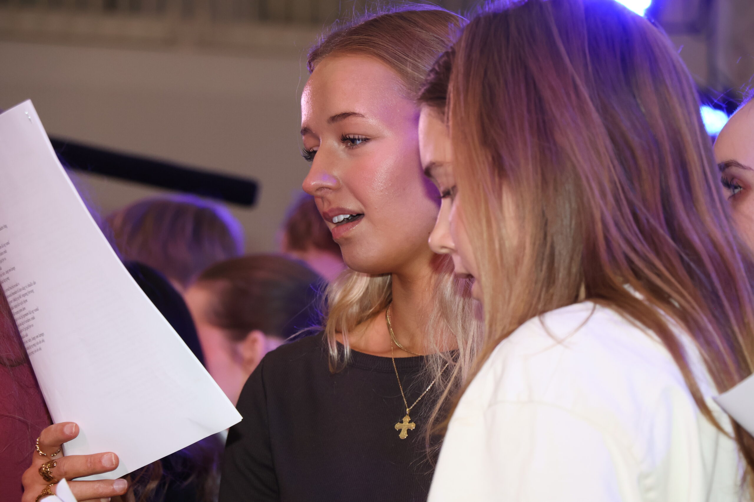 Fællessang og korsang fyldte aulaen og holdt liv i Kyndelmisse-traditionen med rødder i besættelsestiden.