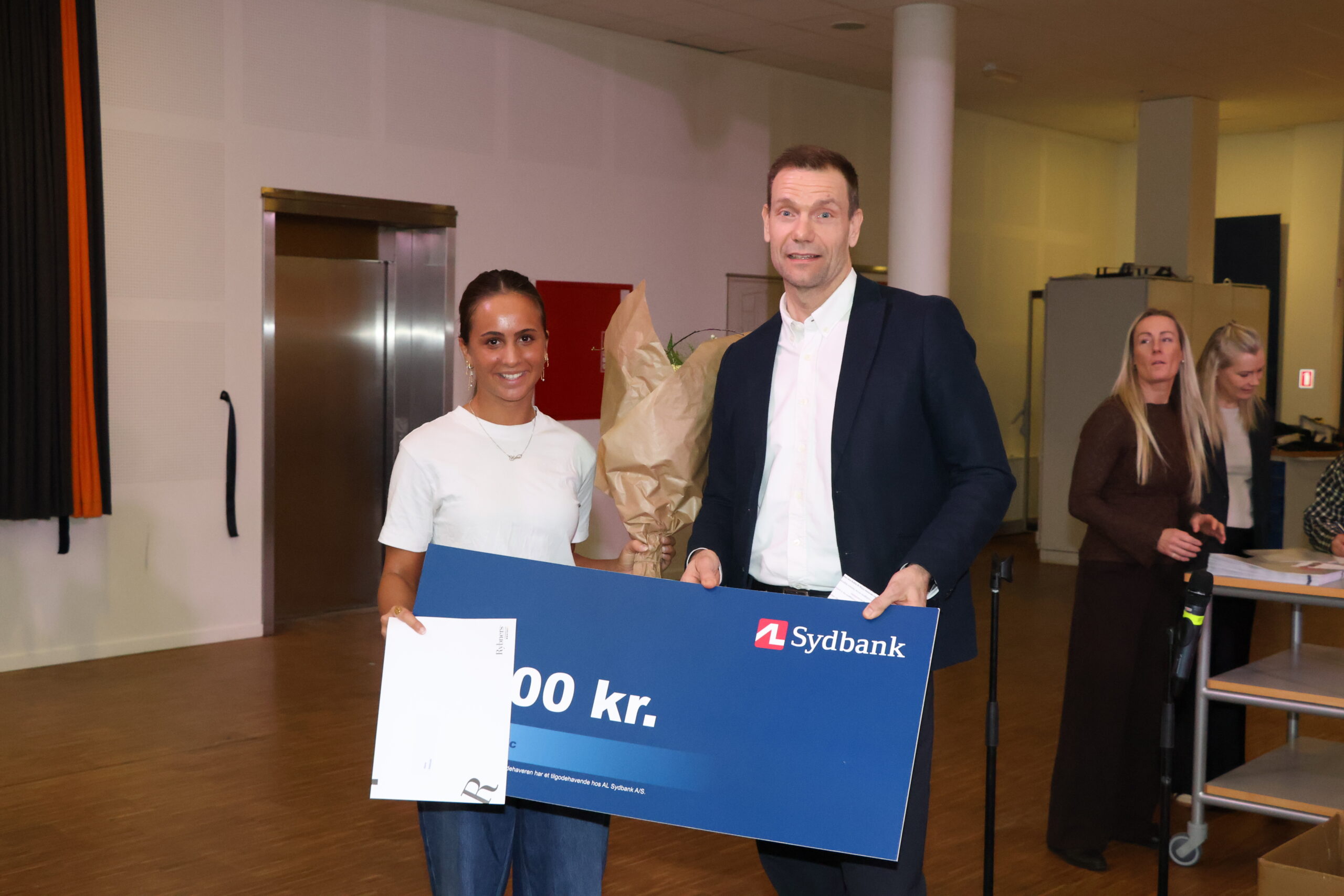 Smil og blomster, da et af AL-Sydbanks to legater blev overrakt under Kyndelmisse på Rybners. Dette til Hana Hadzialic, 3p, HHX.